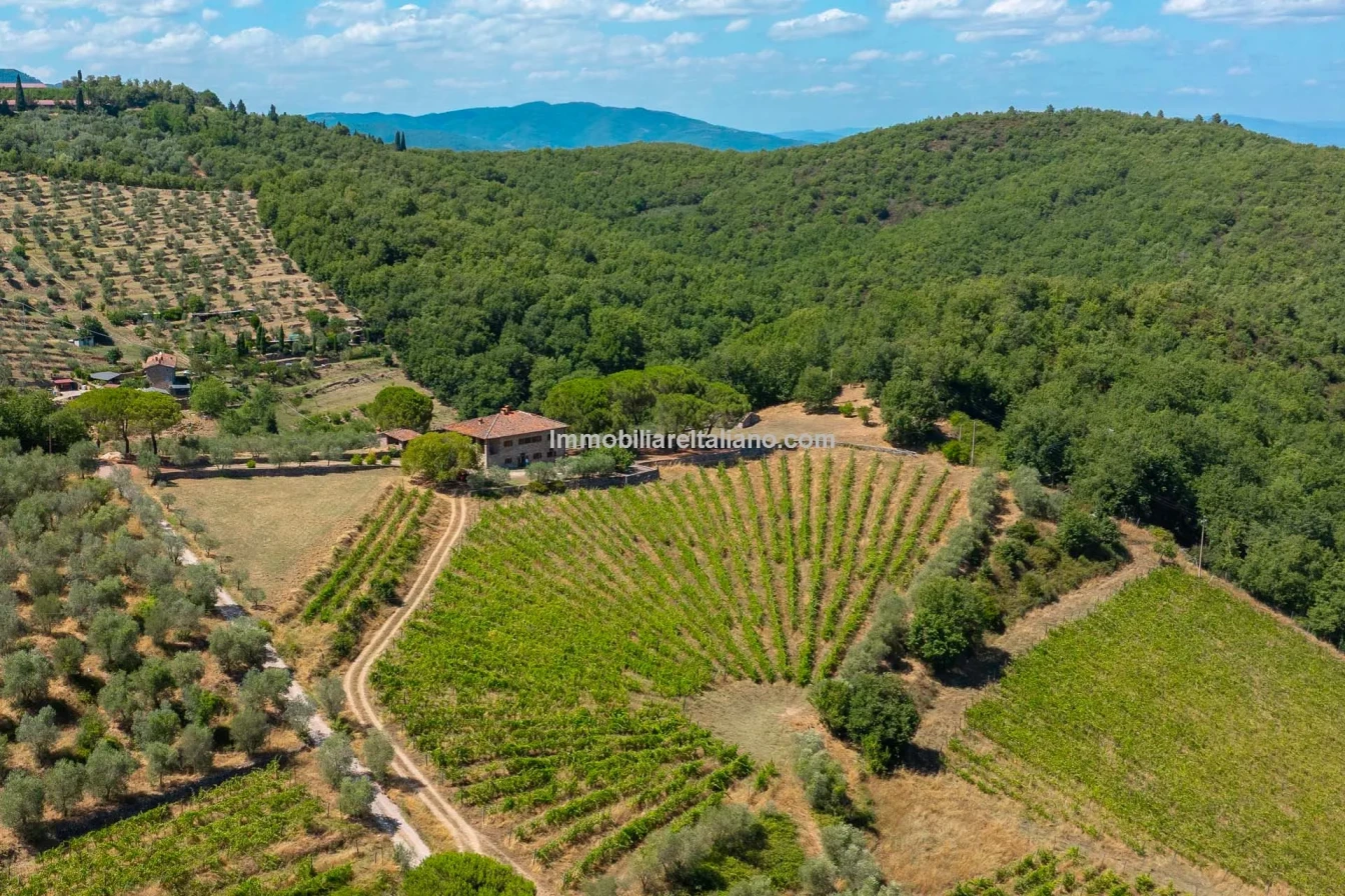 Spacious 5-Bedroom Farmhouse with Dual Living in Bucine, Tuscany - Image 5