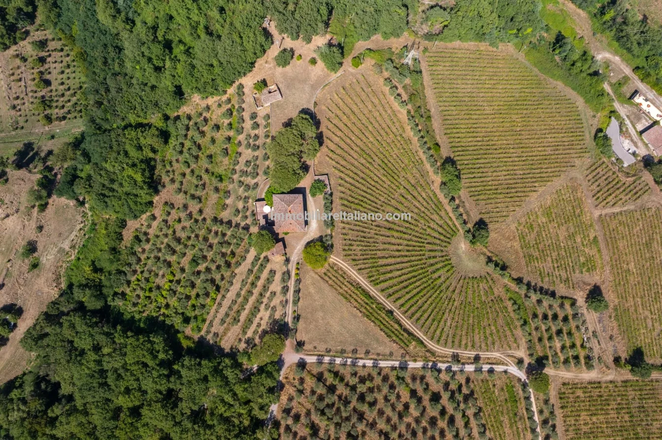 Spacious 5-Bedroom Farmhouse with Dual Living in Bucine, Tuscany - View image 12 of 50