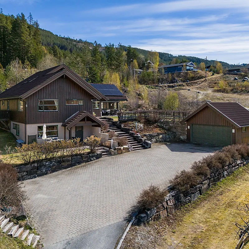 Spacious 8-Bedroom House in Nesbyen with Rental Potential and Expansive Garden