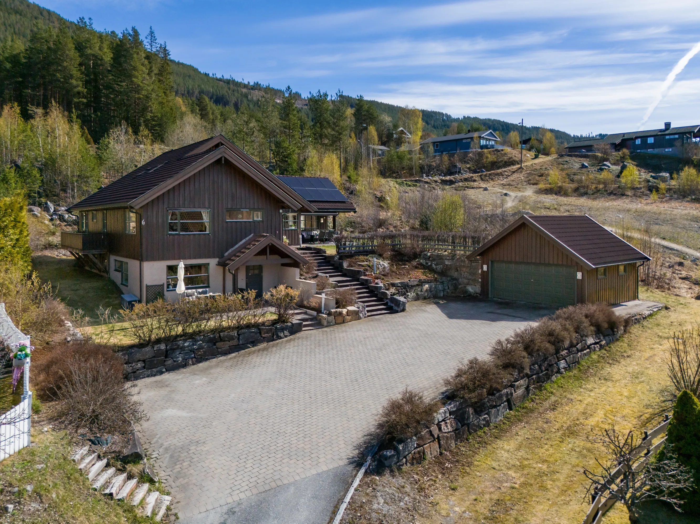 Spacious 8-Bedroom House in Nesbyen with Rental Potential and Expansive Garden - Image 1