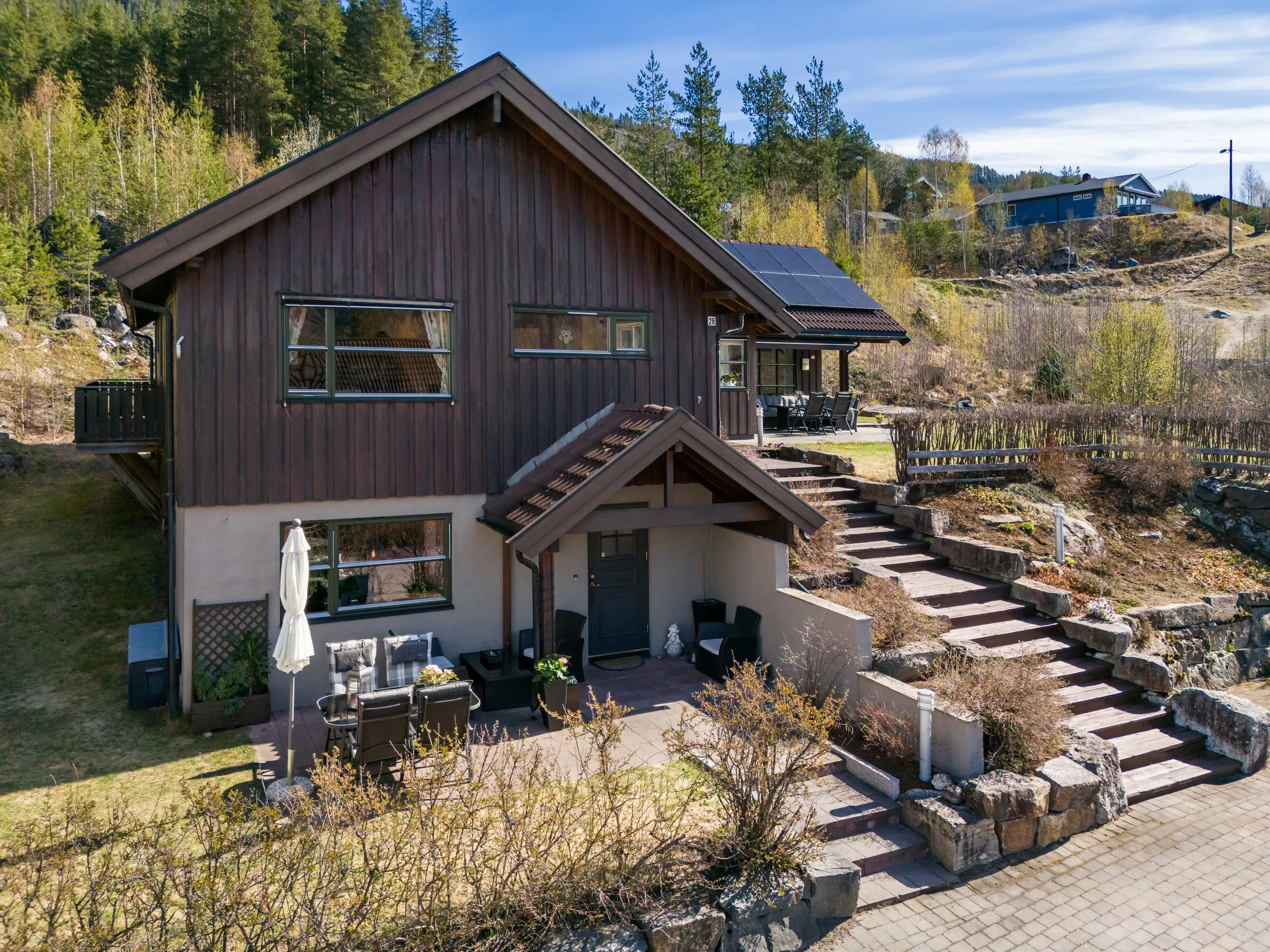 Spacious 8-Bedroom House in Nesbyen with Rental Potential and Expansive Garden - Image 2