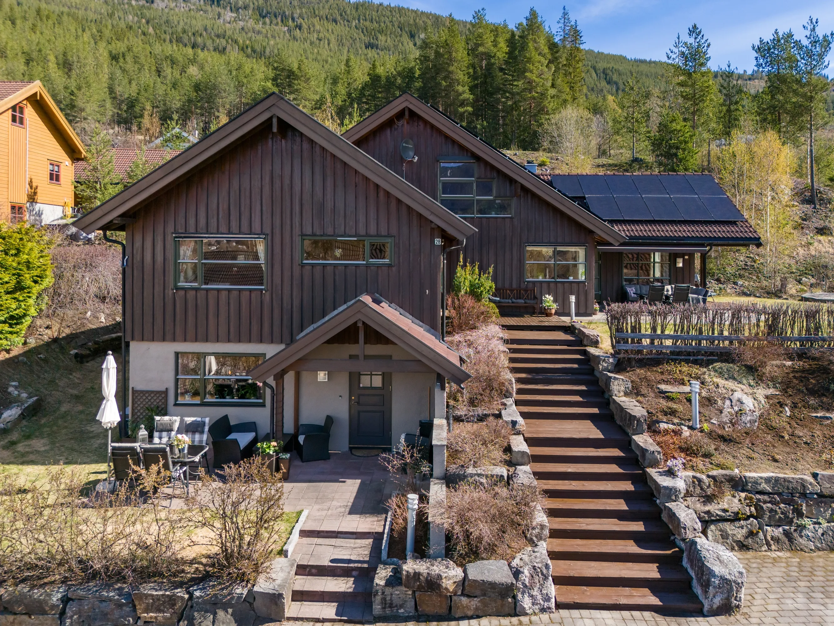 Spacious 8-Bedroom House in Nesbyen with Rental Potential and Expansive Garden - Image 3