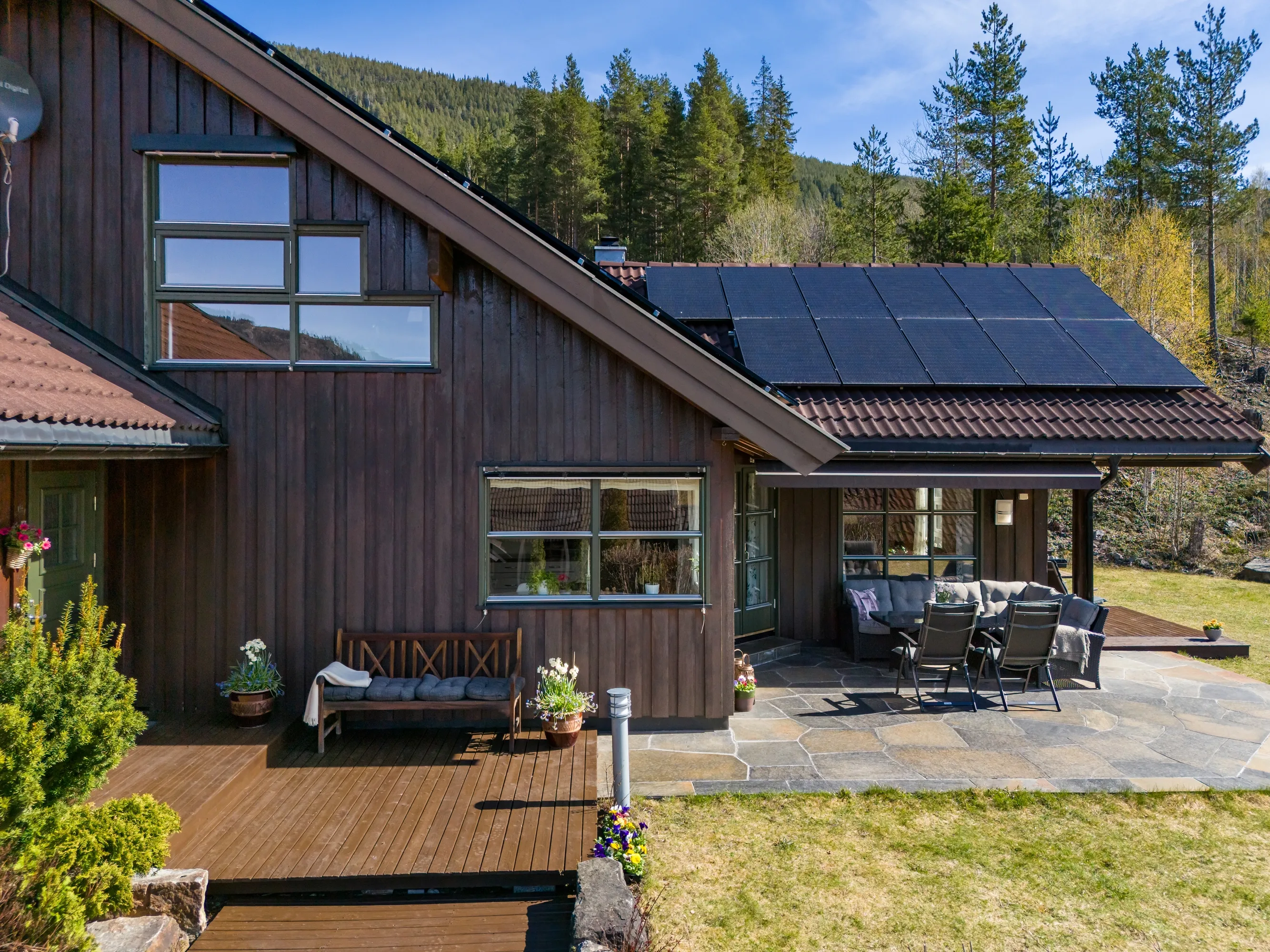 Spacious 8-Bedroom House in Nesbyen with Rental Potential and Expansive Garden - Image 4