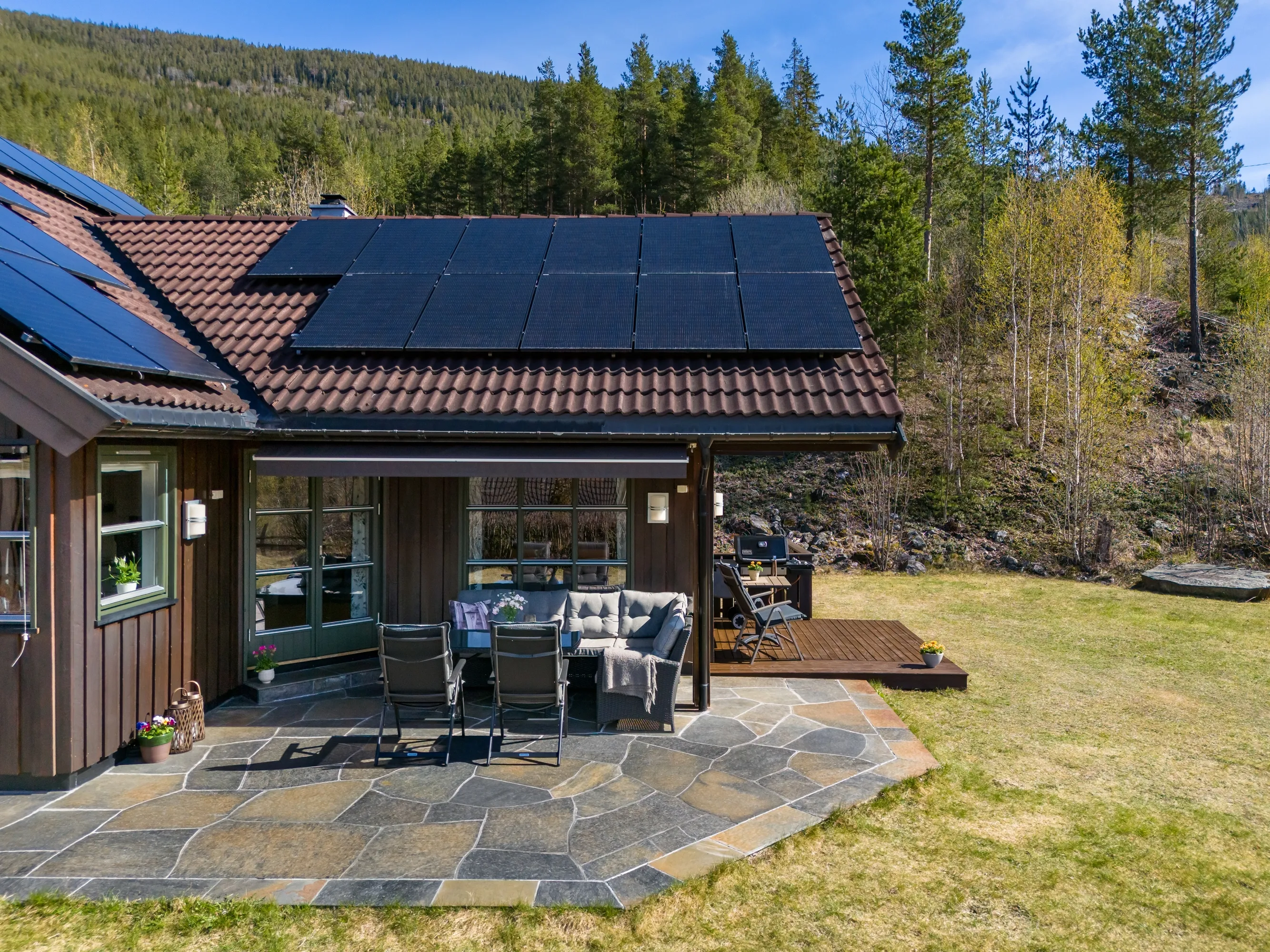 Spacious 8-Bedroom House in Nesbyen with Rental Potential and Expansive Garden - Image 5