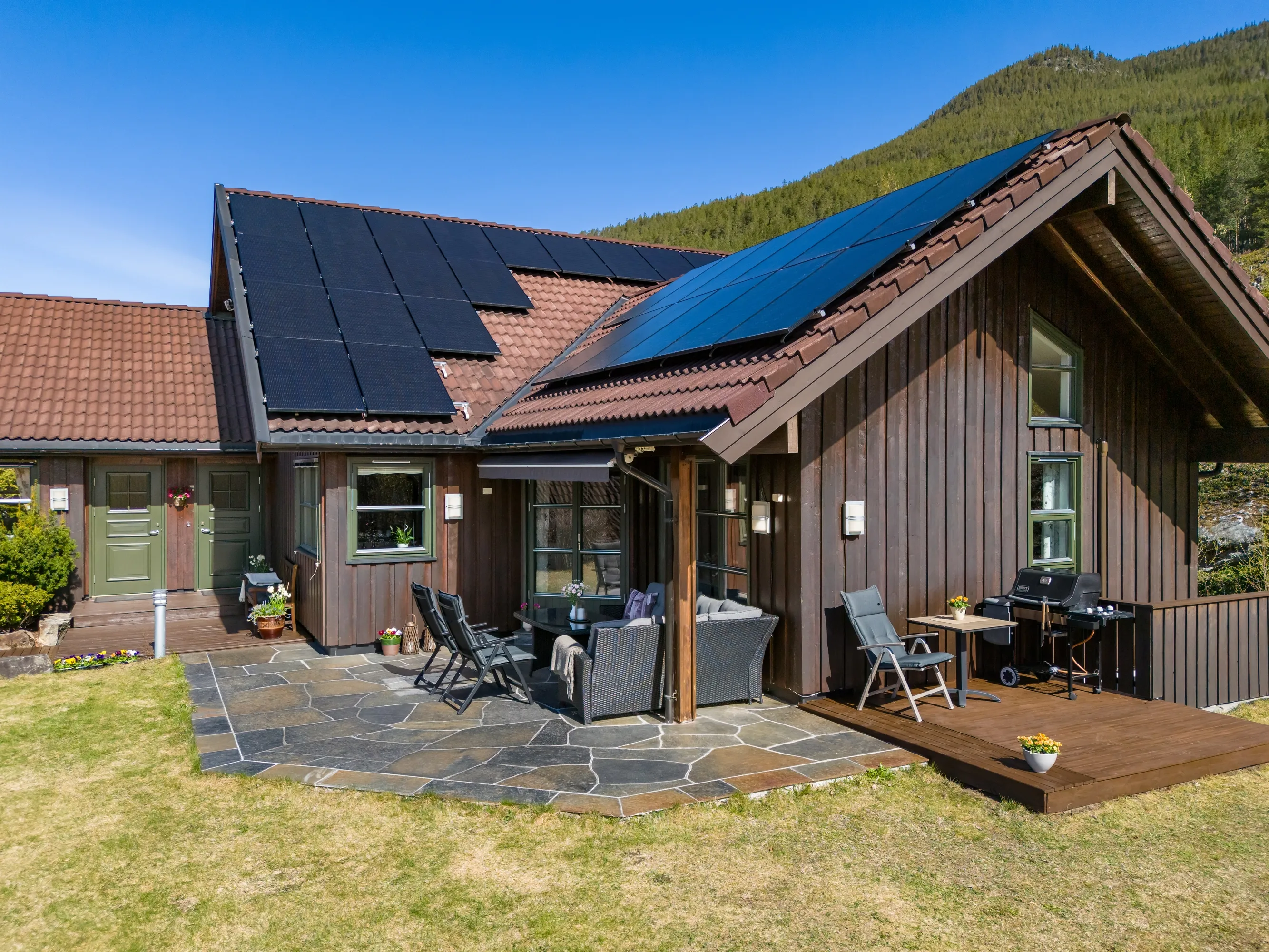 Spacious 8-Bedroom House in Nesbyen with Rental Potential and Expansive Garden - View image 6 of 87