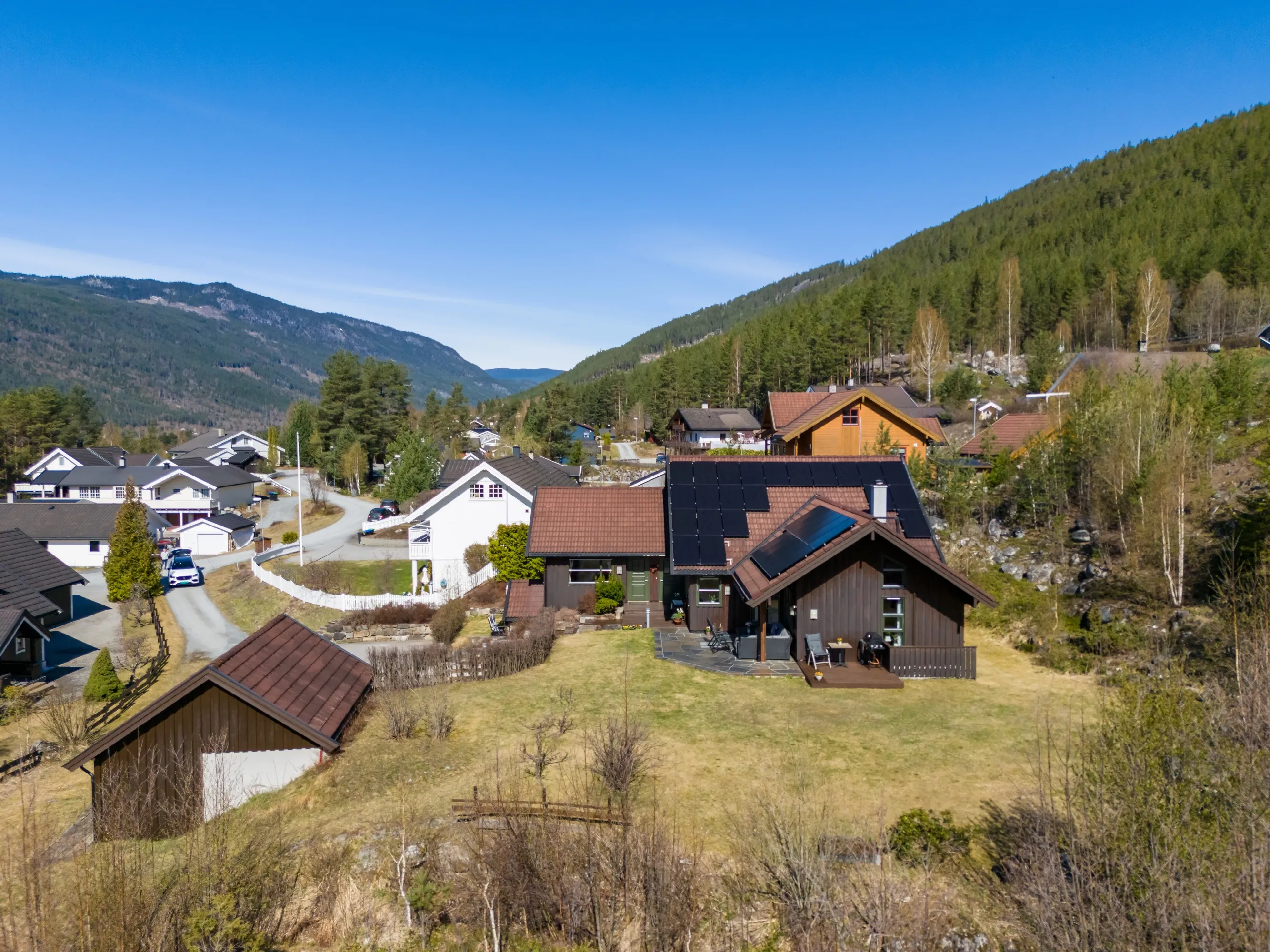 Spacious 8-Bedroom House in Nesbyen with Rental Potential and Expansive Garden - View image 8 of 87