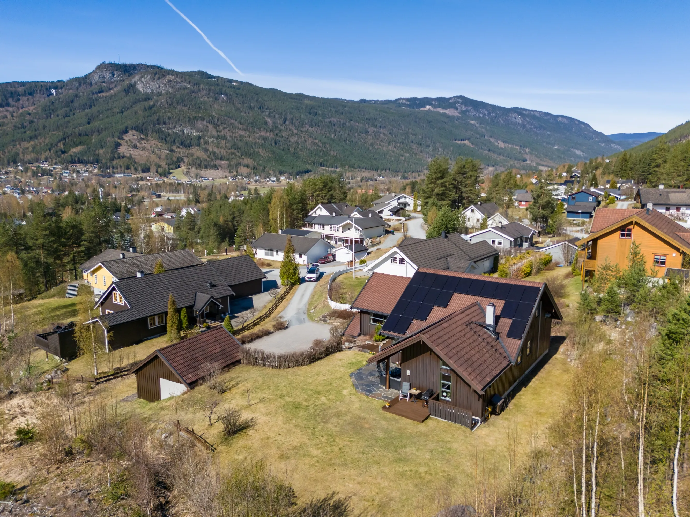 Spacious 8-Bedroom House in Nesbyen with Rental Potential and Expansive Garden - View image 9 of 87