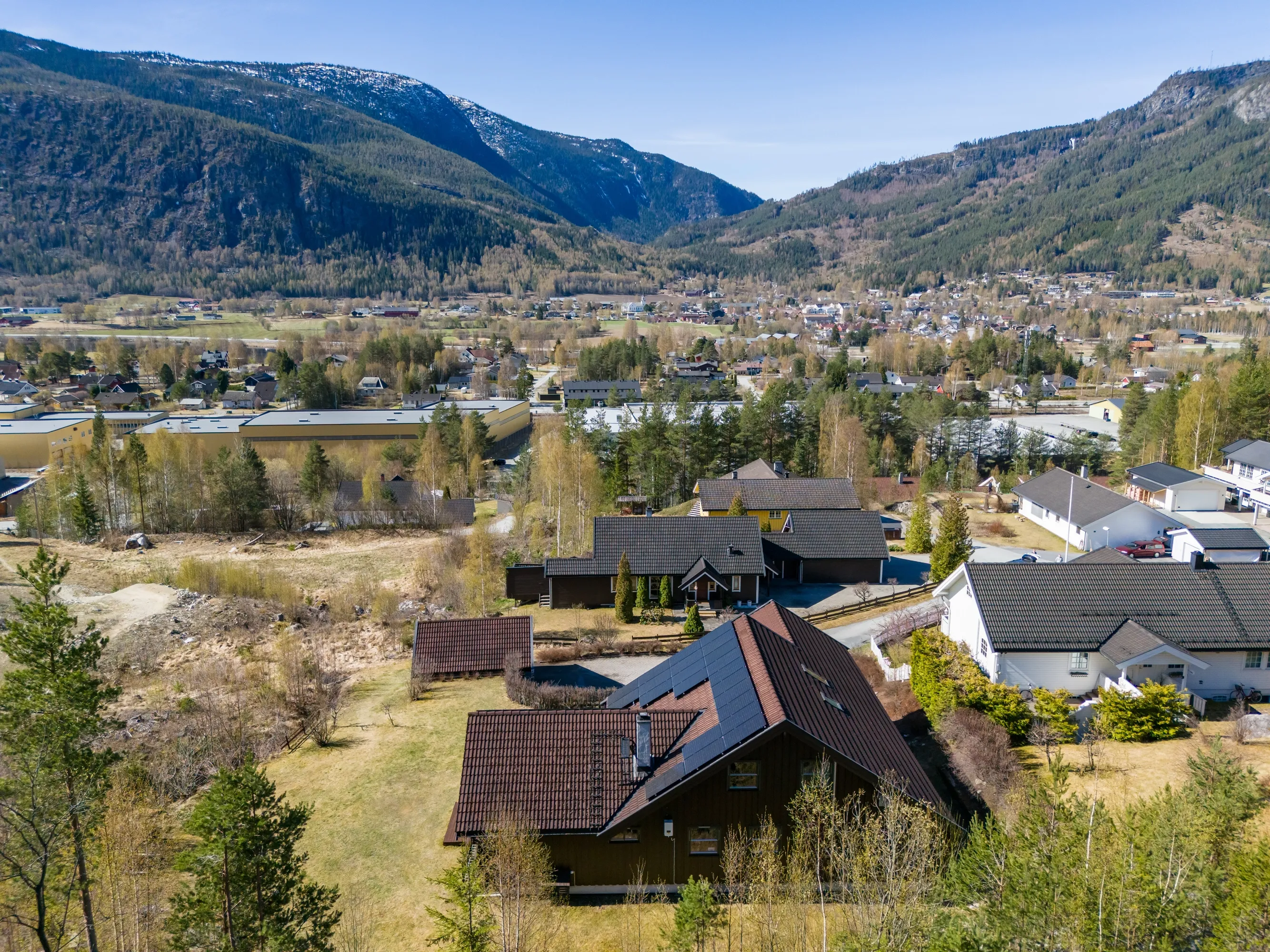 Spacious 8-Bedroom House in Nesbyen with Rental Potential and Expansive Garden - View image 10 of 87