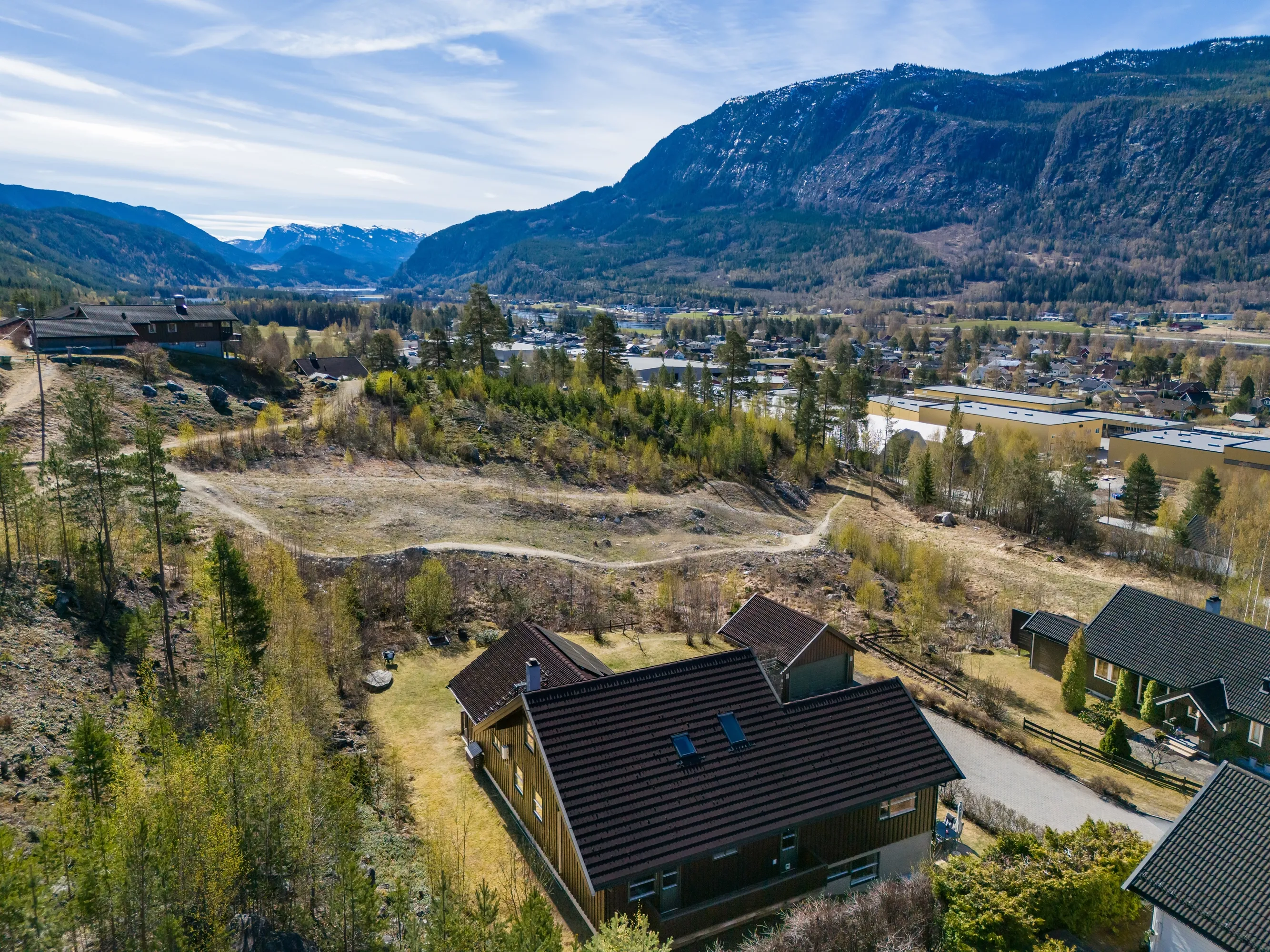 Spacious 8-Bedroom House in Nesbyen with Rental Potential and Expansive Garden - View image 11 of 87