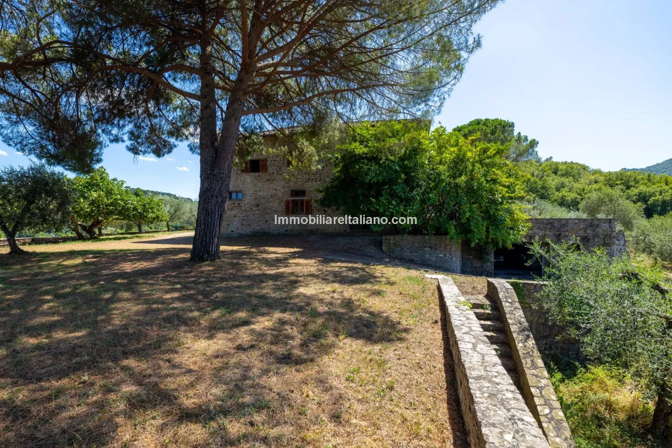 Spacious 5-Bedroom Farmhouse with Dual Living in Bucine, Tuscany - View image 20 of 50