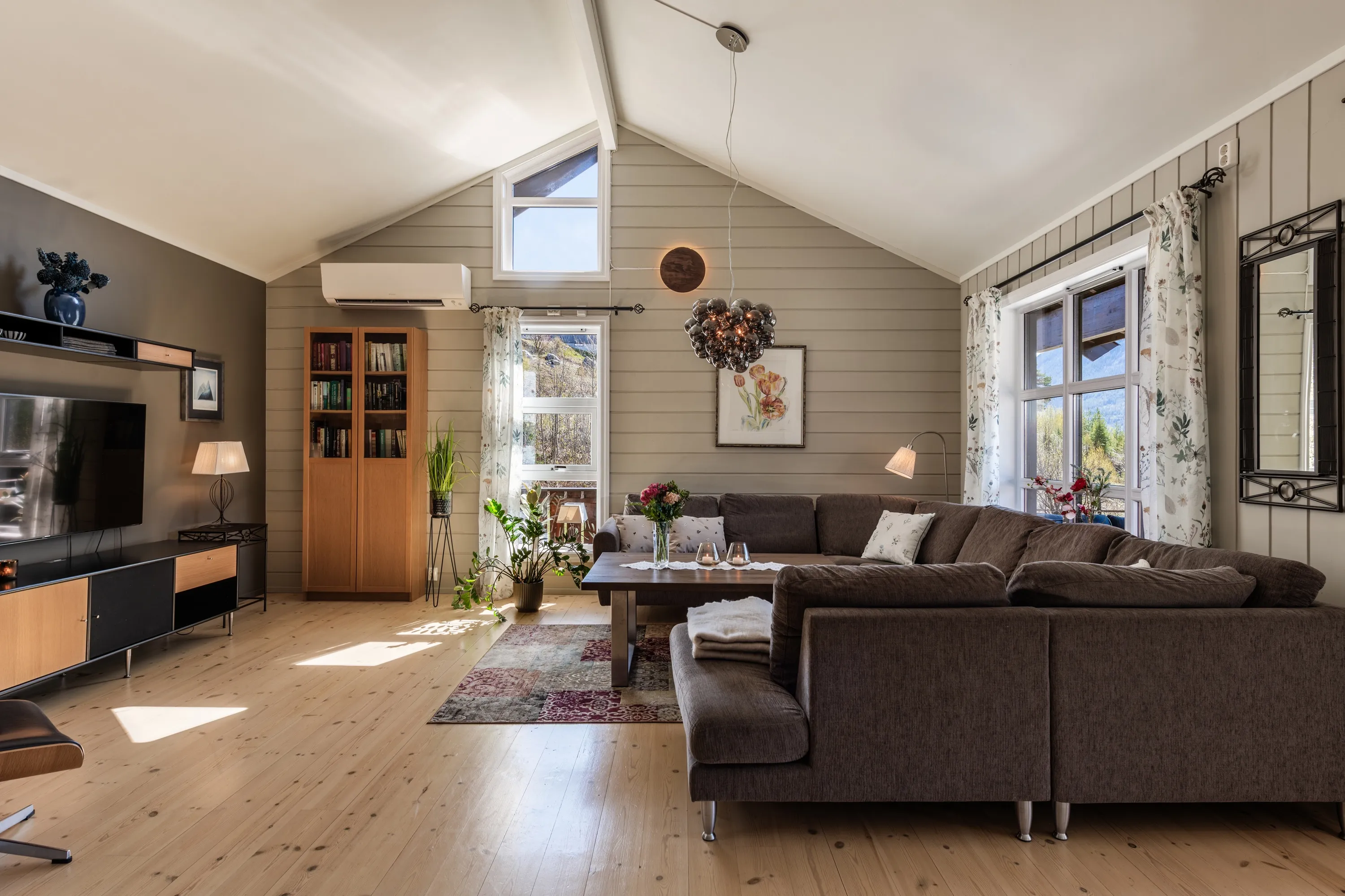 Spacious 8-Bedroom House in Nesbyen with Rental Potential and Expansive Garden - View image 18 of 87