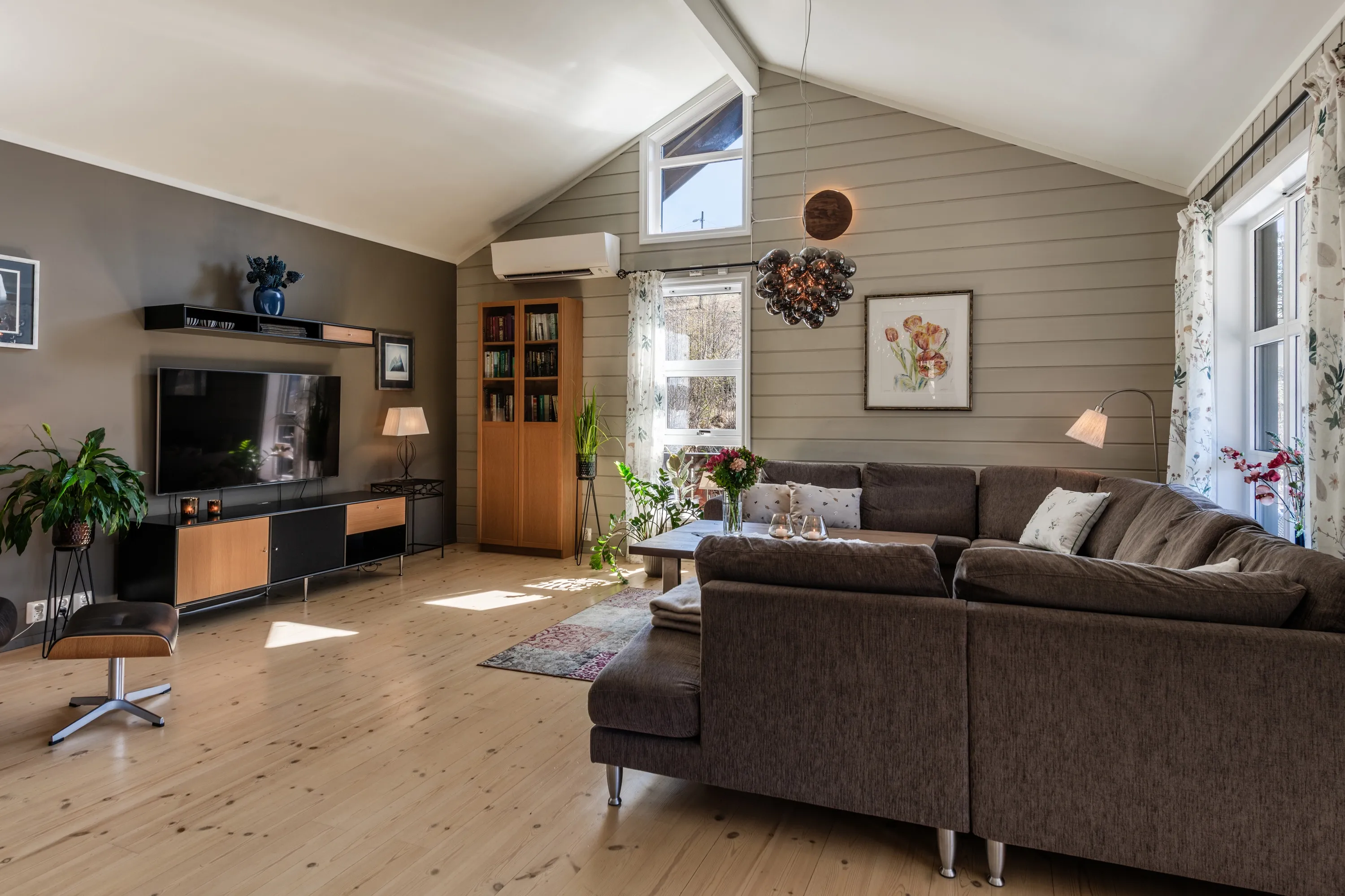 Spacious 8-Bedroom House in Nesbyen with Rental Potential and Expansive Garden - View image 19 of 87