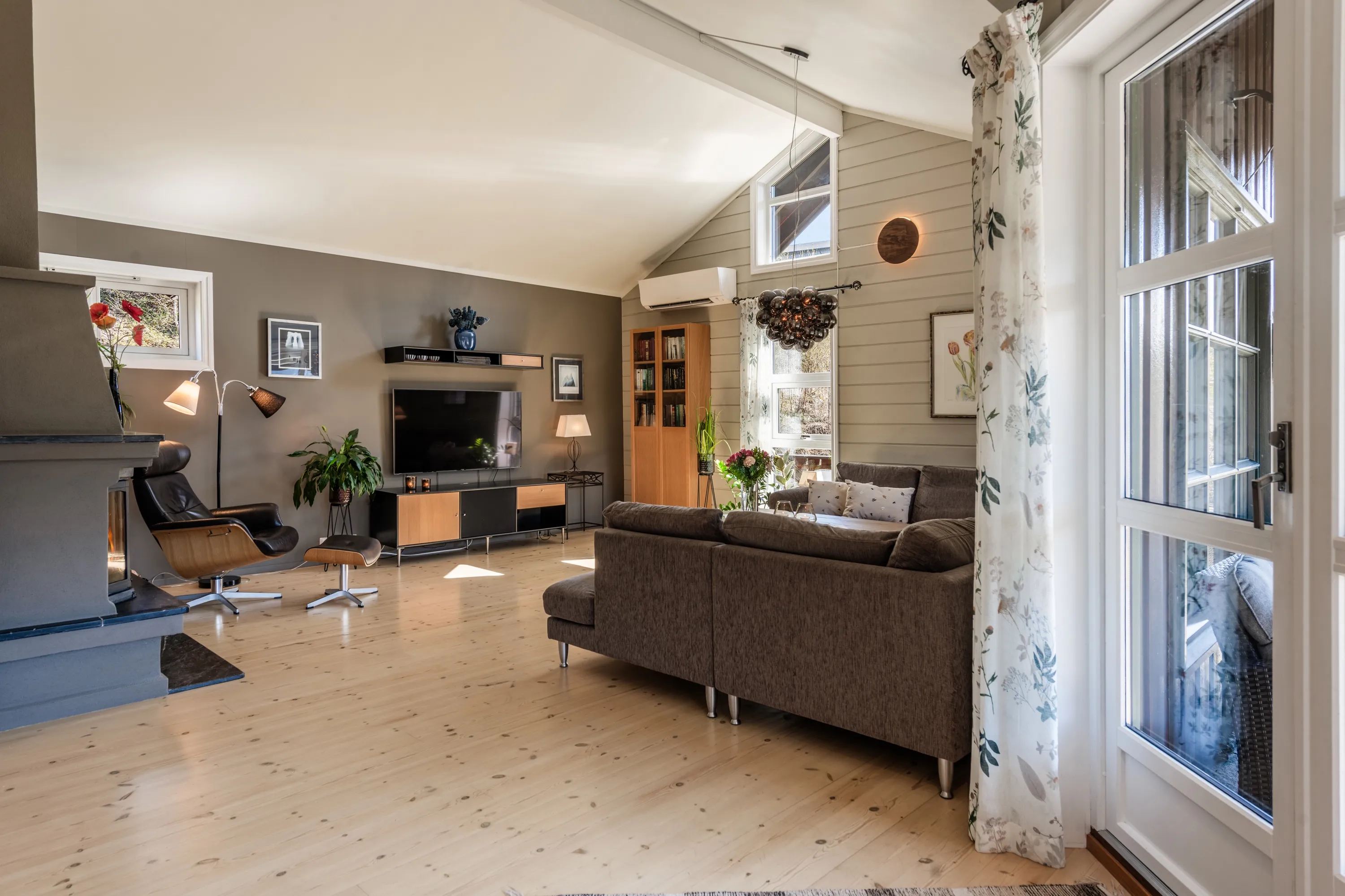 Spacious 8-Bedroom House in Nesbyen with Rental Potential and Expansive Garden - View image 20 of 87