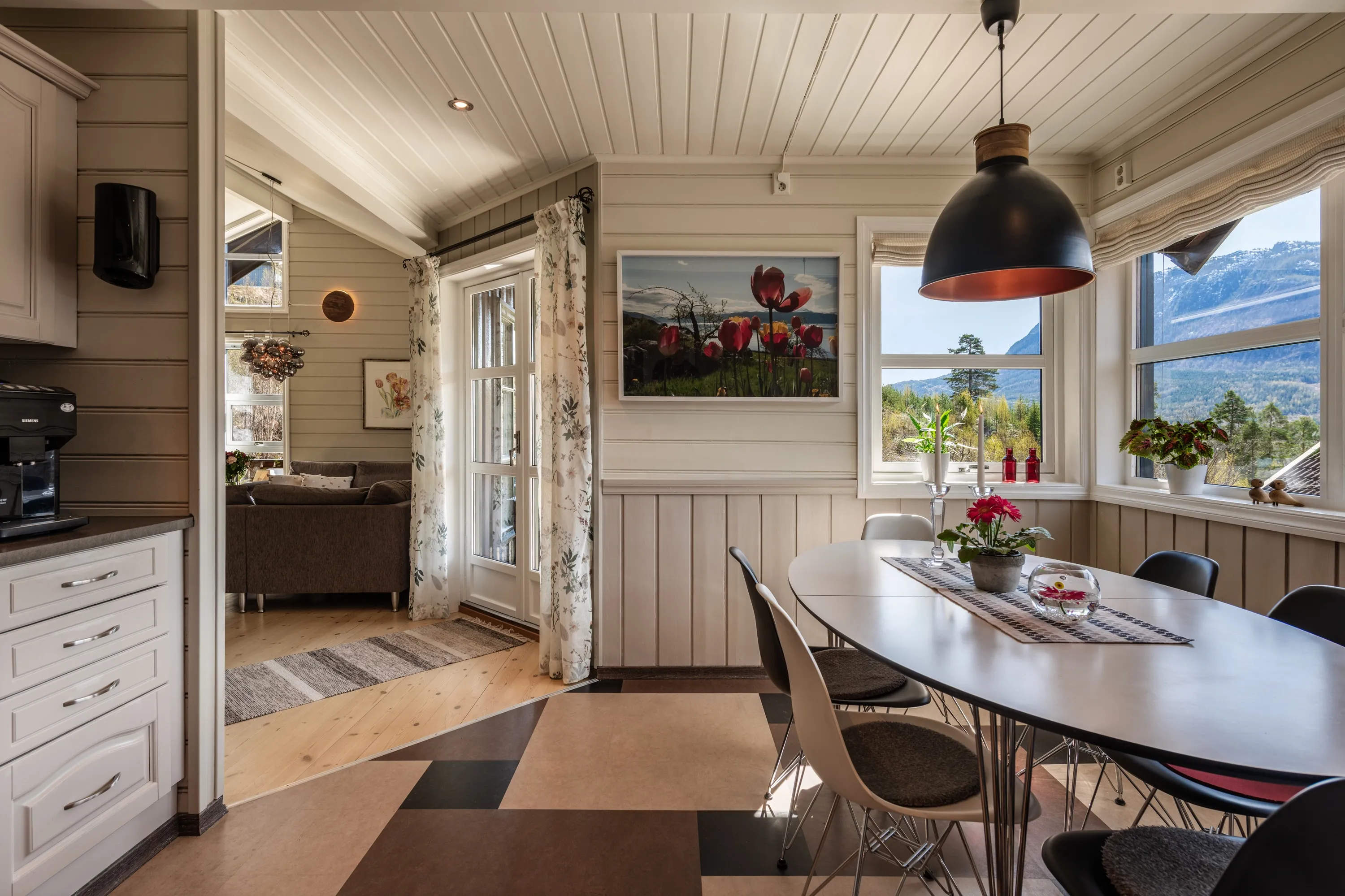 Spacious 8-Bedroom House in Nesbyen with Rental Potential and Expansive Garden - View image 25 of 87