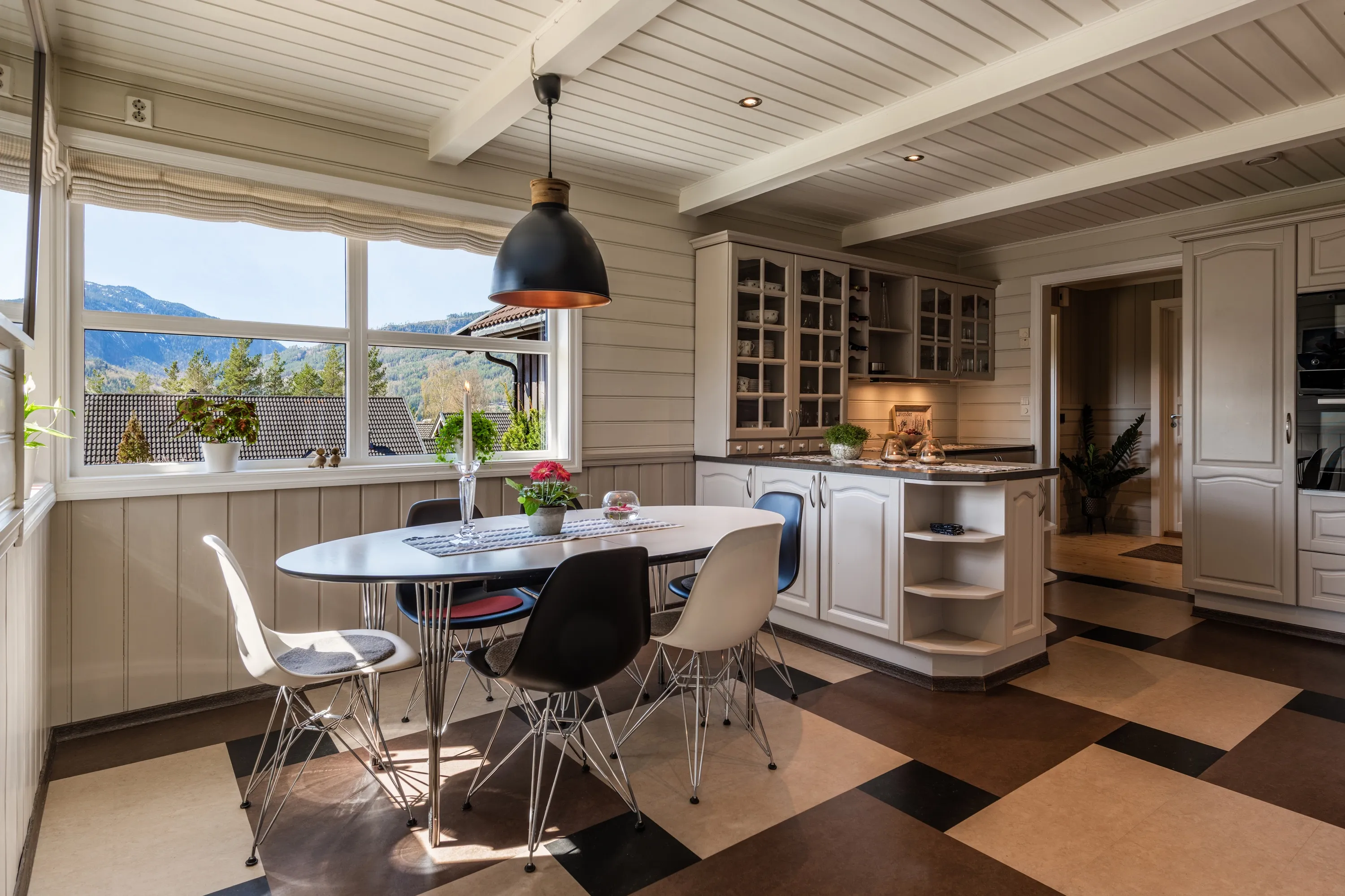 Spacious 8-Bedroom House in Nesbyen with Rental Potential and Expansive Garden - View image 26 of 87