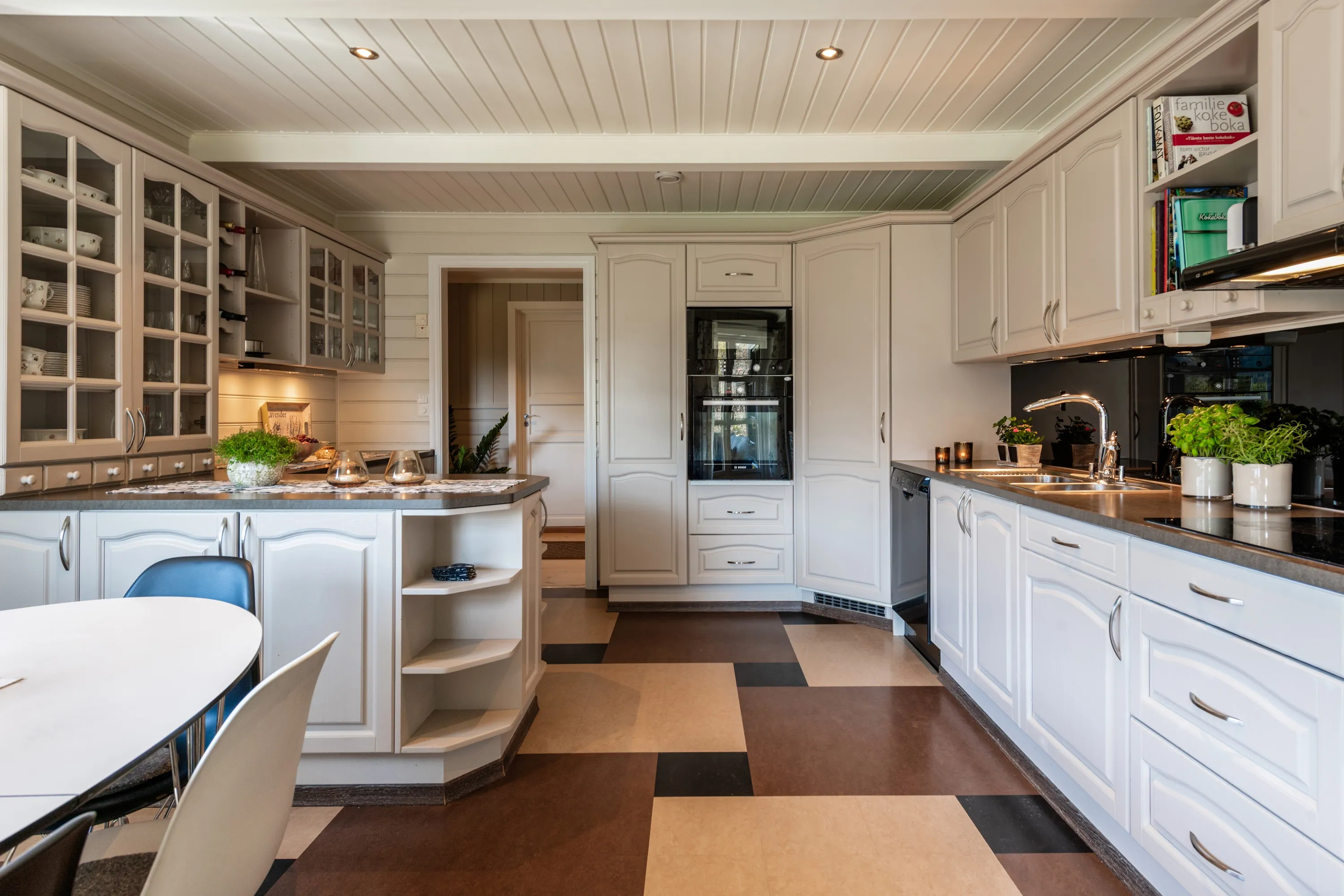 Spacious 8-Bedroom House in Nesbyen with Rental Potential and Expansive Garden - View image 30 of 87