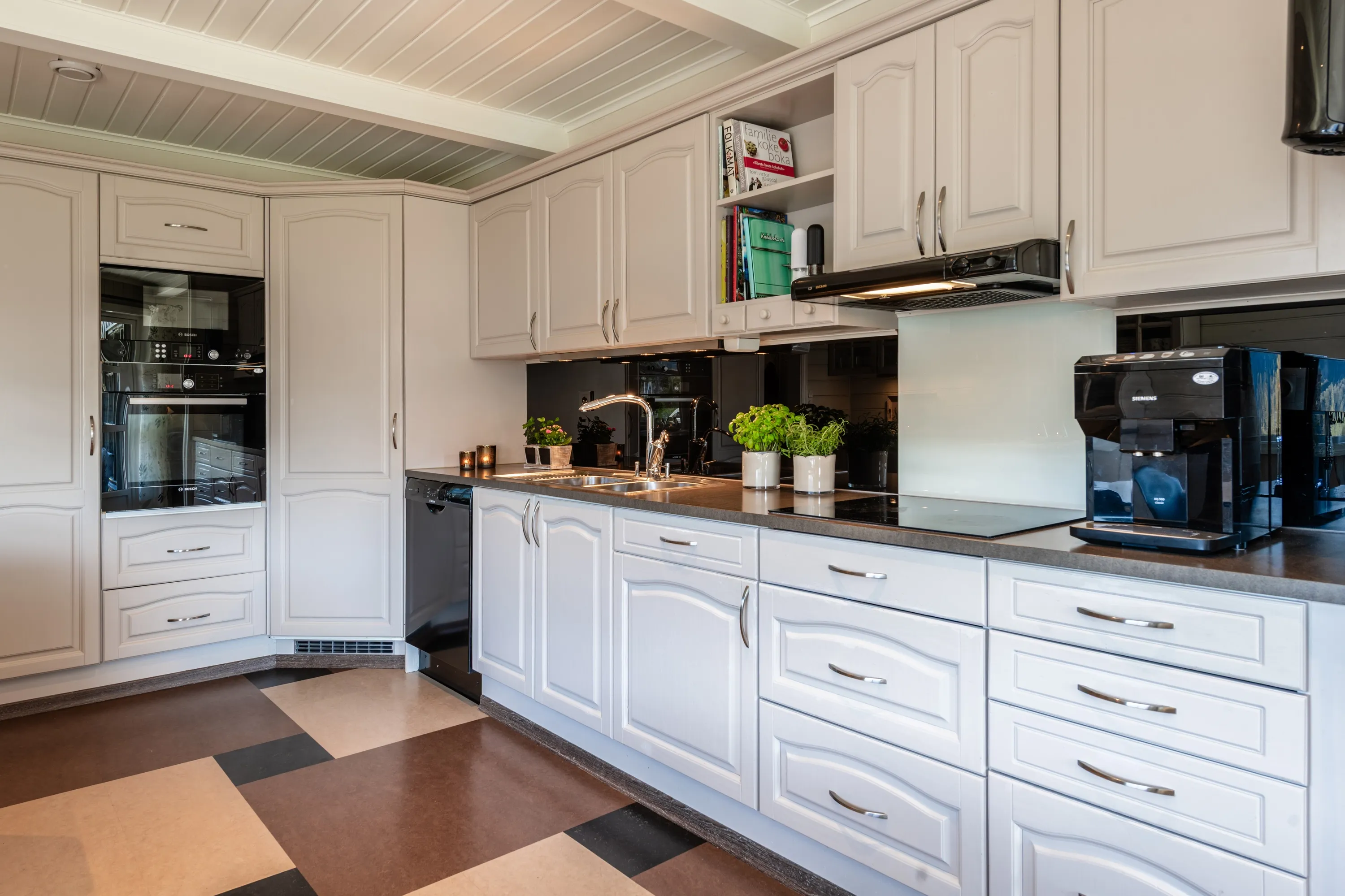 Spacious 8-Bedroom House in Nesbyen with Rental Potential and Expansive Garden - View image 31 of 87