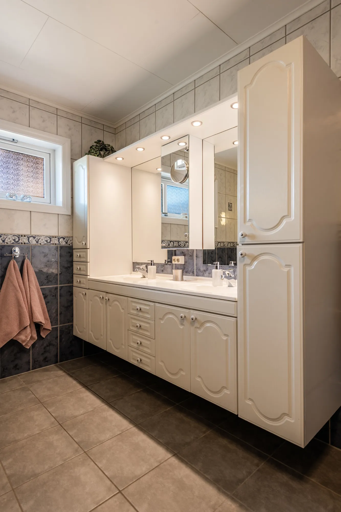 Spacious 8-Bedroom House in Nesbyen with Rental Potential and Expansive Garden - View image 37 of 87
