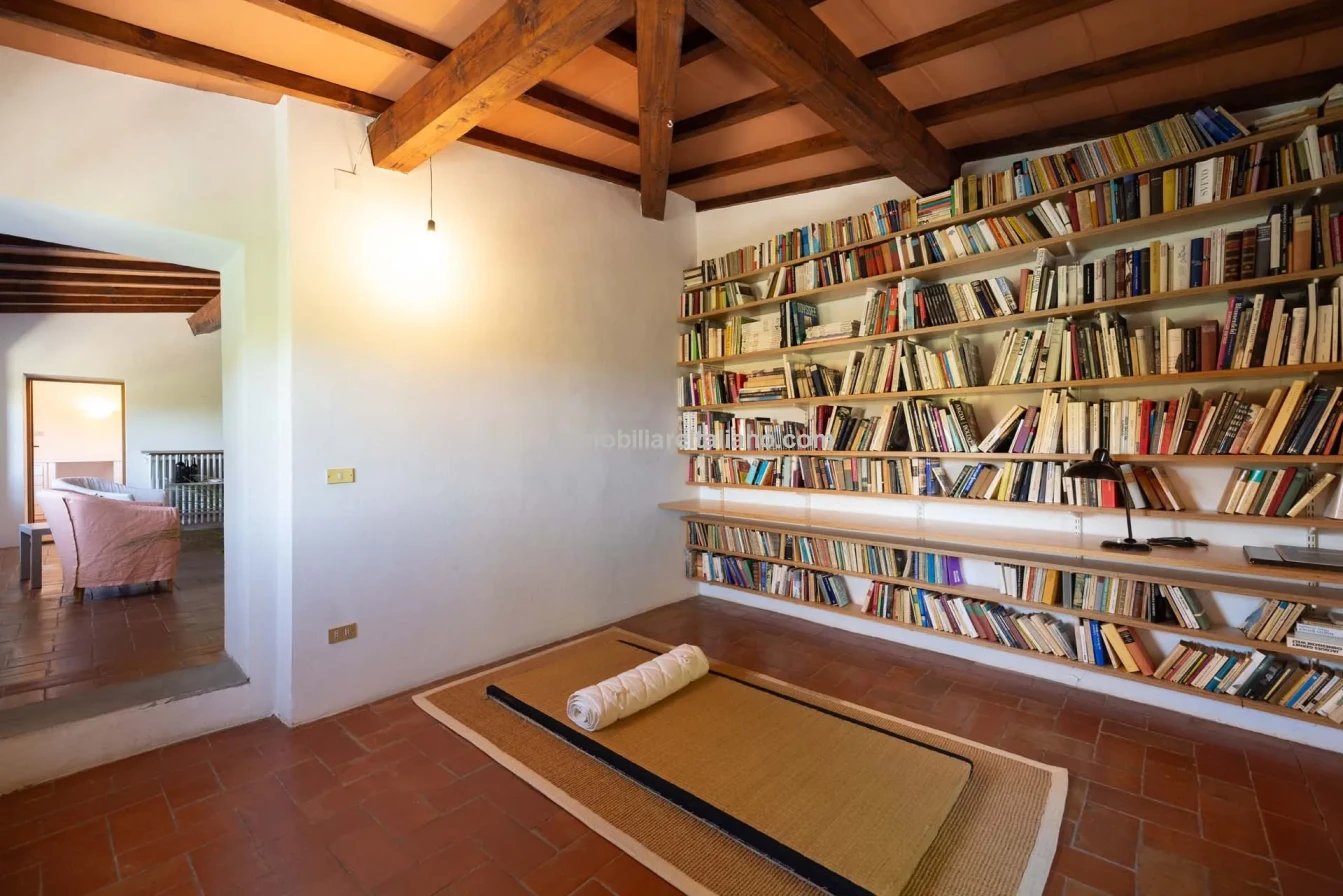 Spacious 5-Bedroom Farmhouse with Dual Living in Bucine, Tuscany - View image 32 of 50