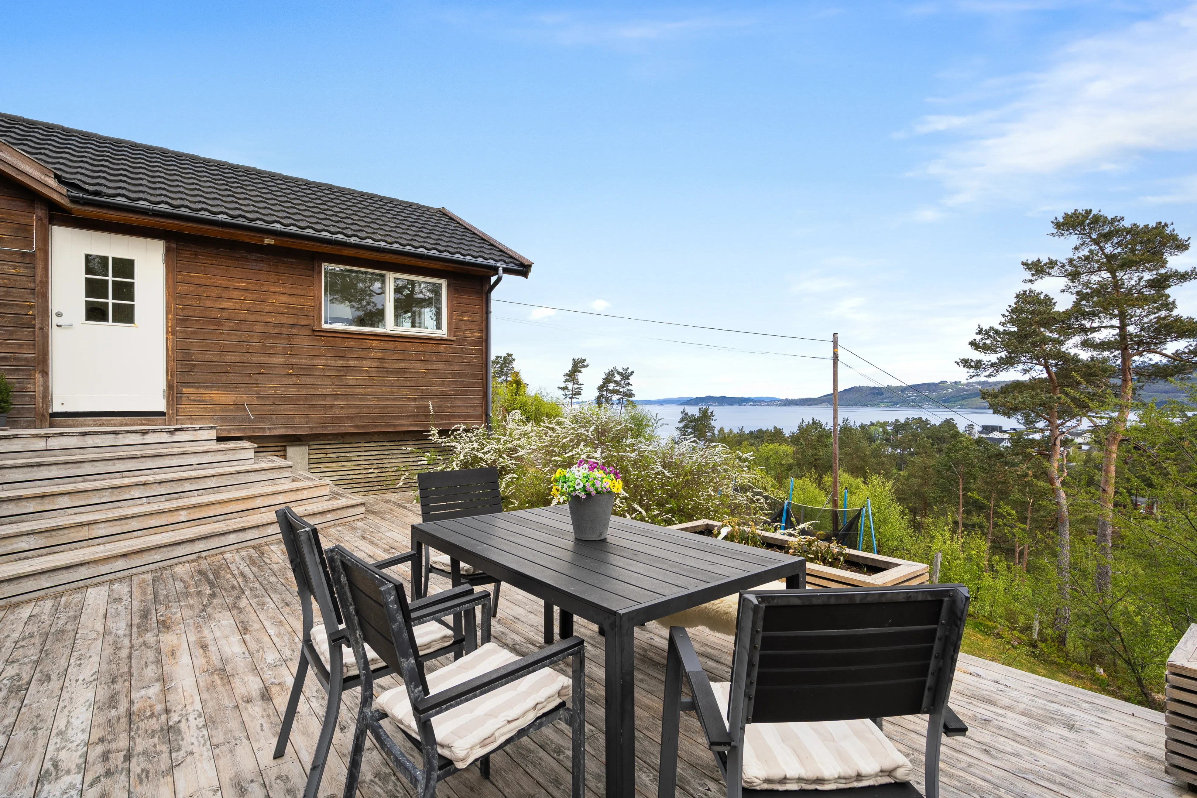 1950s Idse Cabin with Terrace Views Over Fjord and Easy Stavanger Access - Image 2
