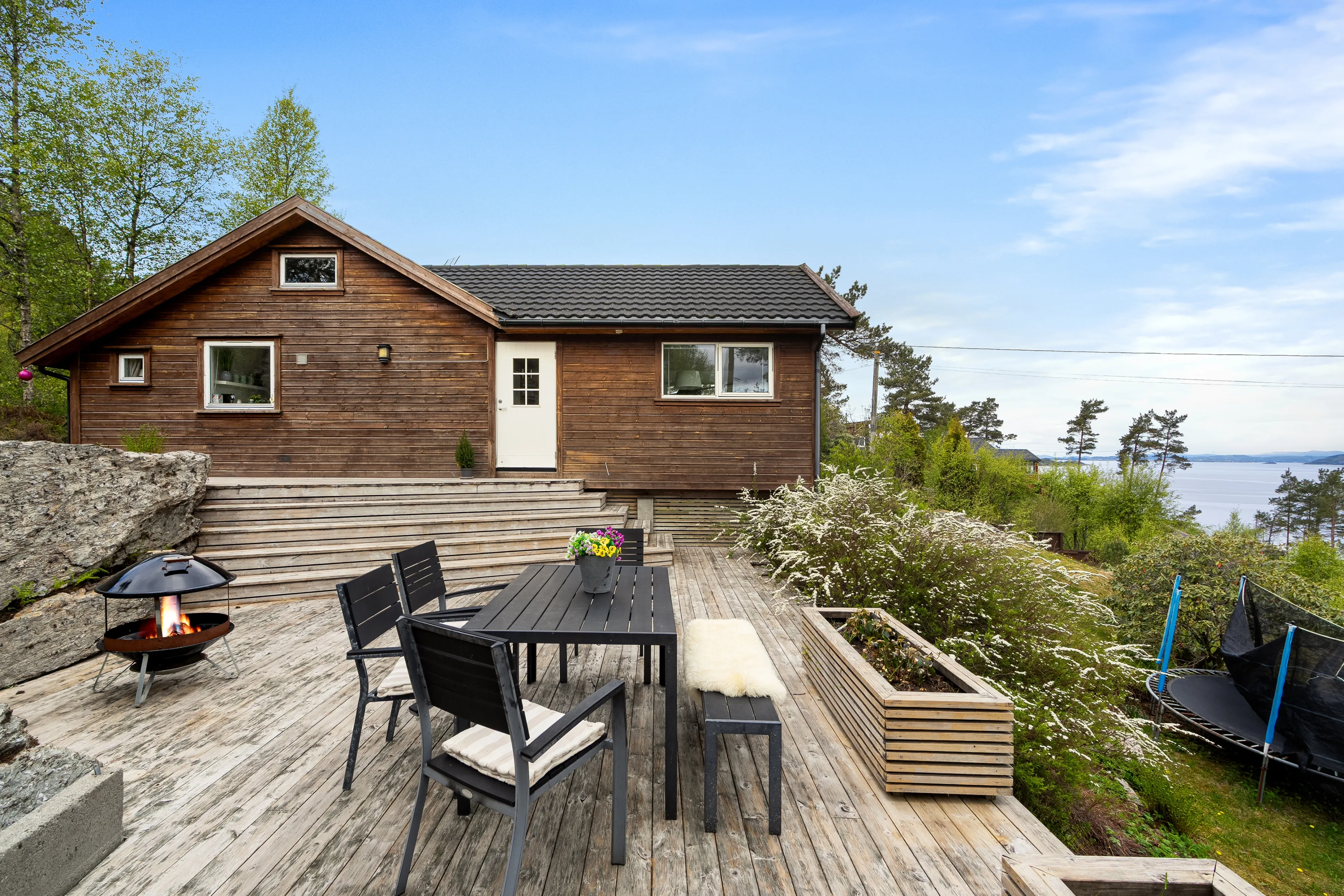 1950s Idse Cabin with Terrace Views Over Fjord and Easy Stavanger Access - Image 1