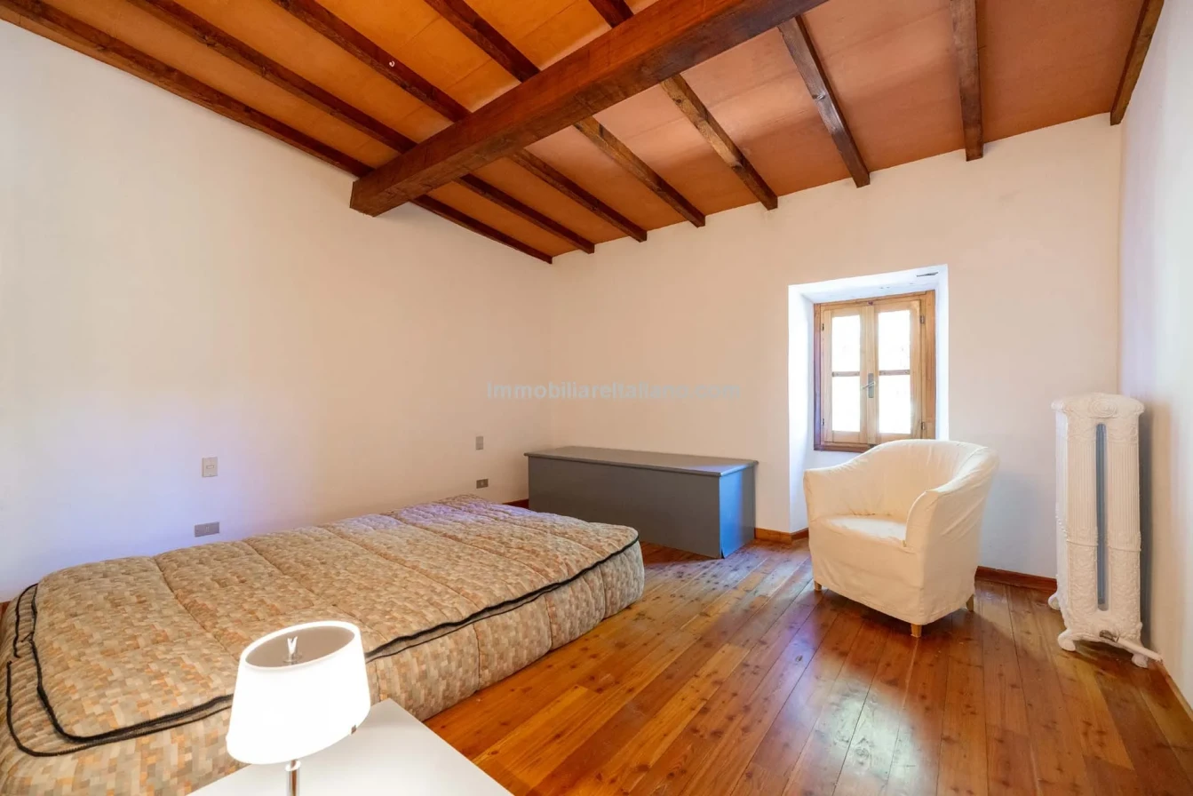 Spacious 5-Bedroom Farmhouse with Dual Living in Bucine, Tuscany - View image 34 of 50