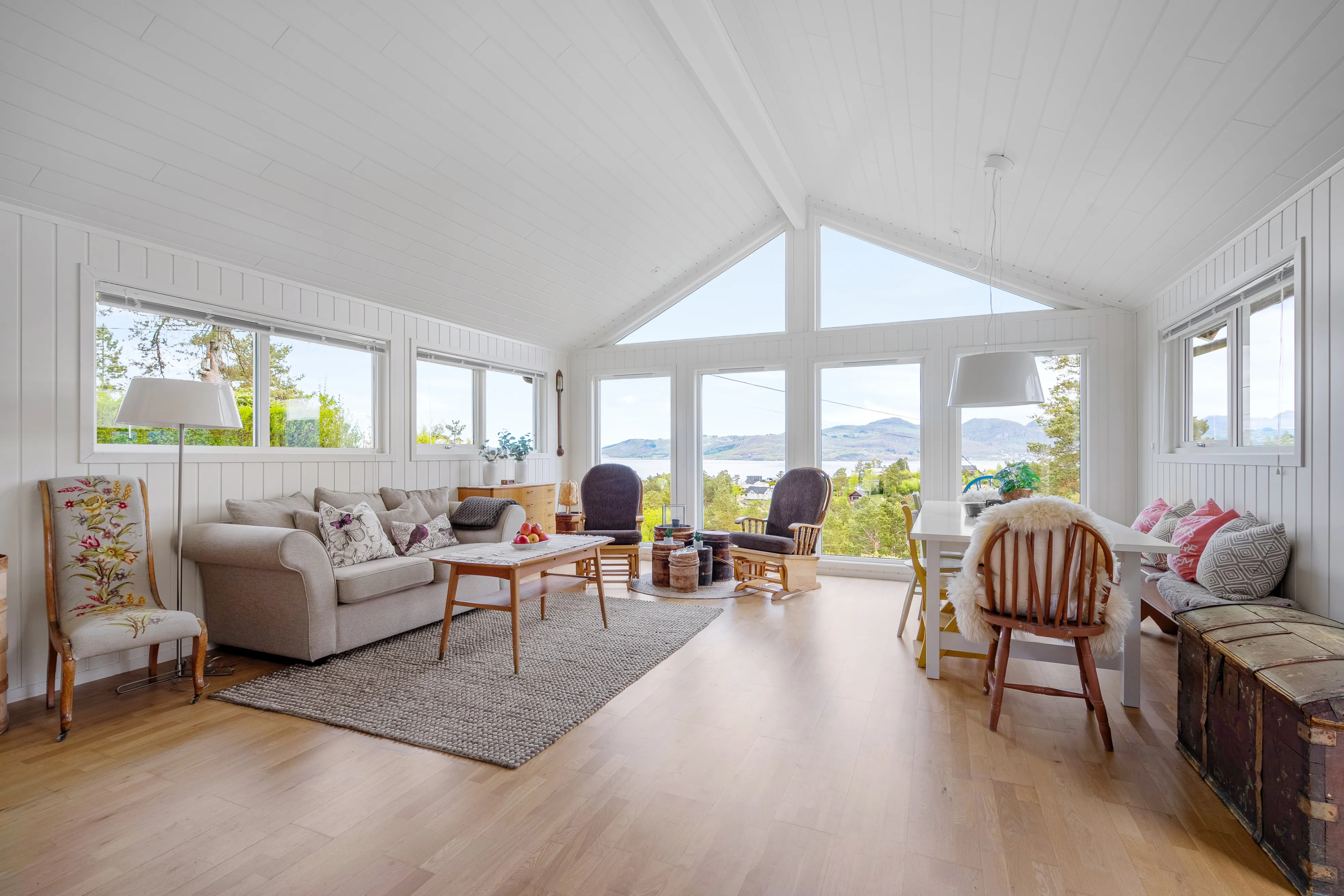 1950s Idse Cabin with Terrace Views Over Fjord and Easy Stavanger Access - View image 13 of 34