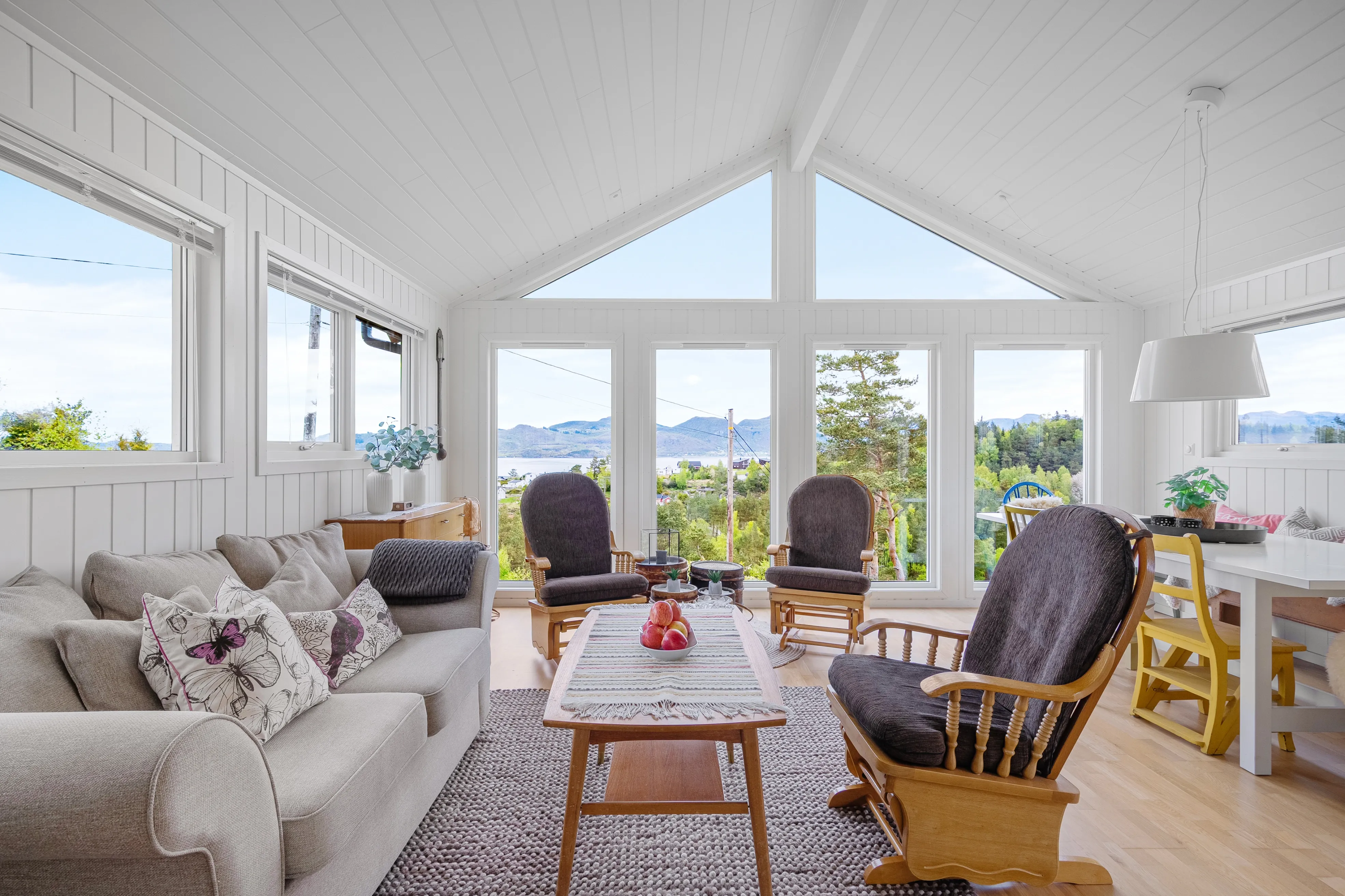 1950s Idse Cabin with Terrace Views Over Fjord and Easy Stavanger Access - View image 17 of 34