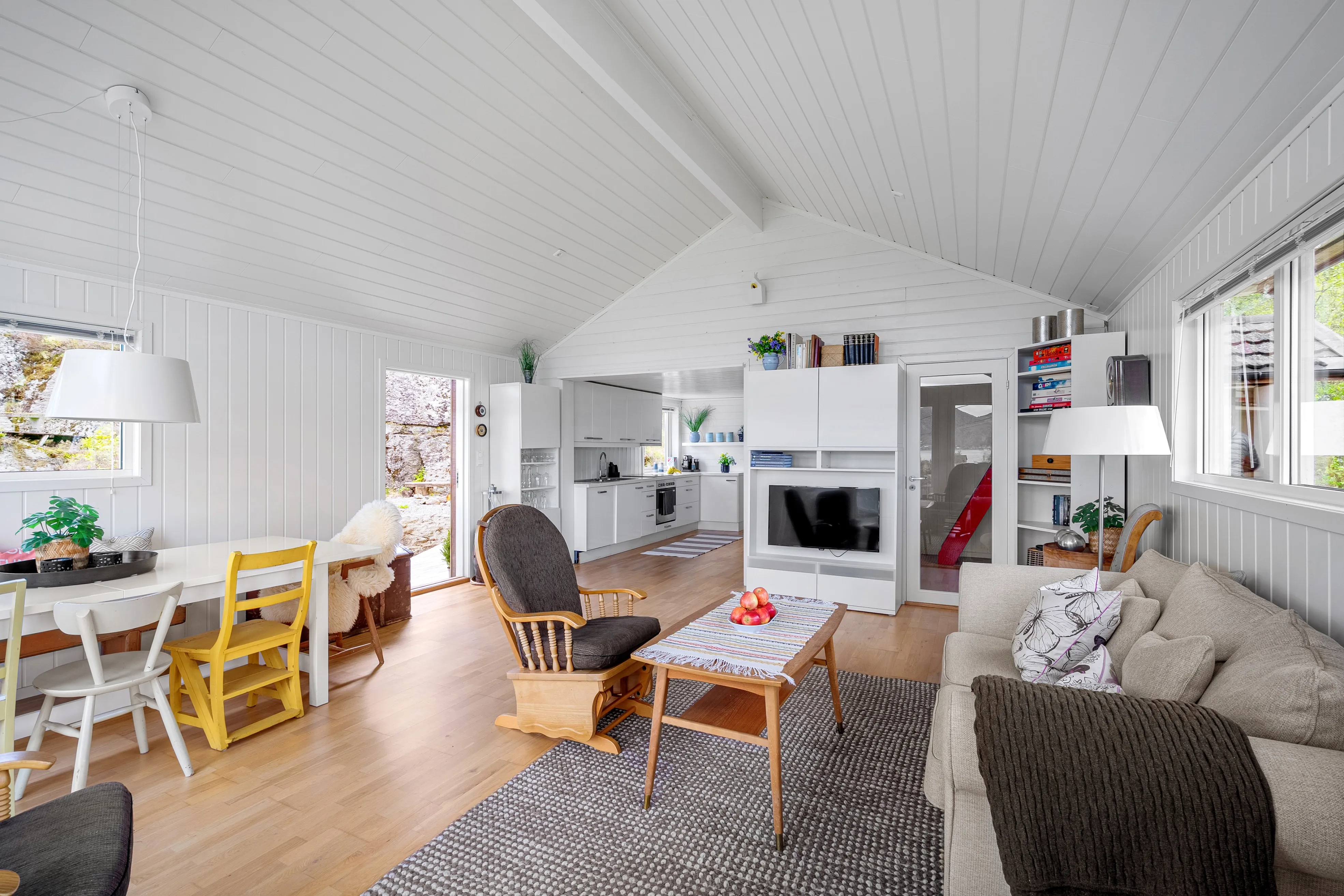 1950s Idse Cabin with Terrace Views Over Fjord and Easy Stavanger Access - View image 19 of 34