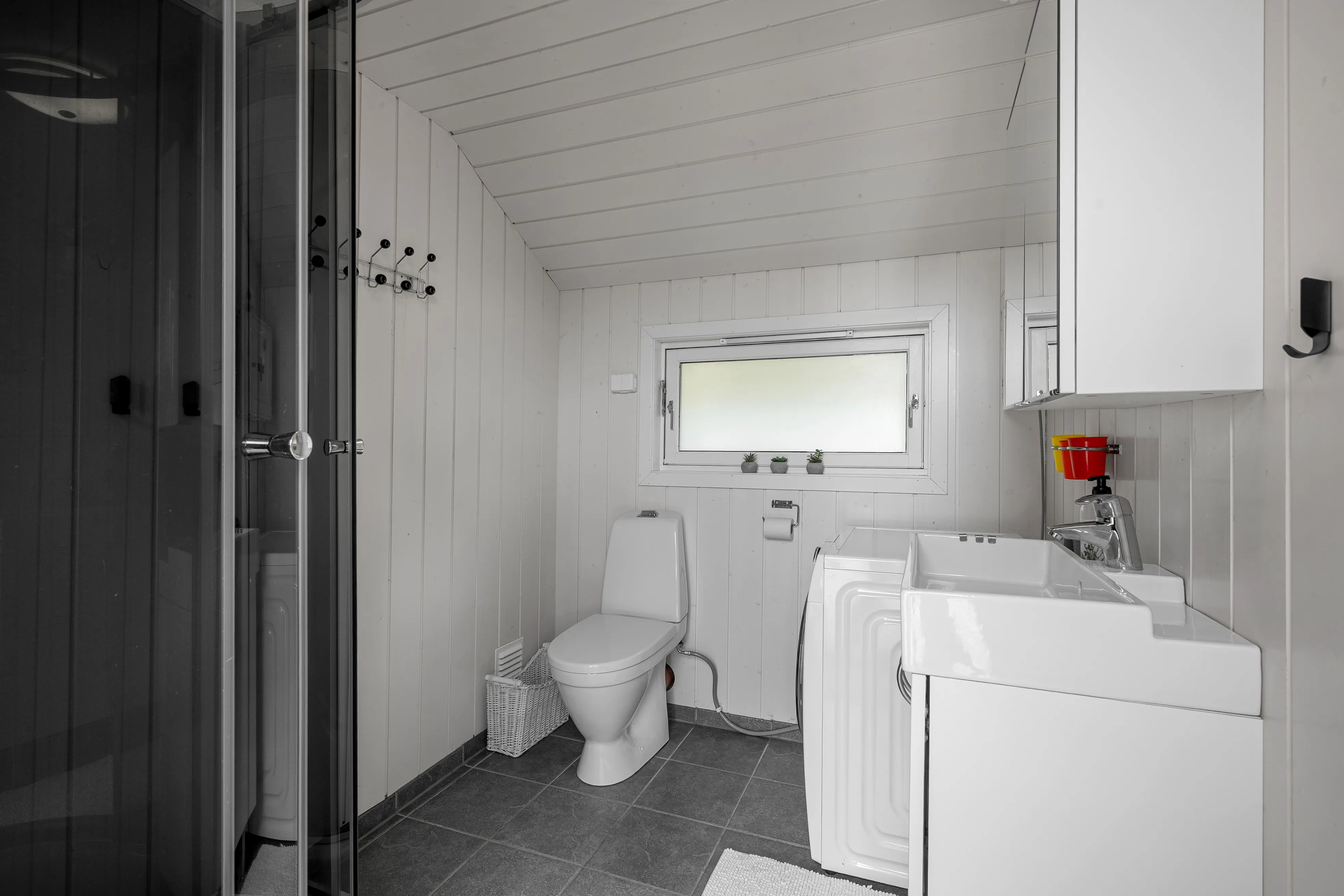1950s Idse Cabin with Terrace Views Over Fjord and Easy Stavanger Access - View image 26 of 34
