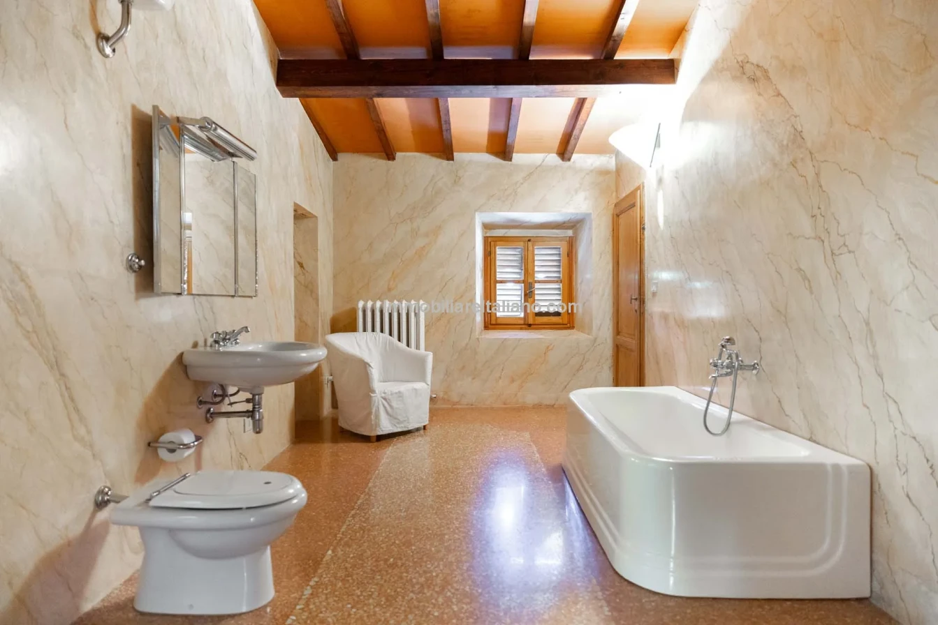 Spacious 5-Bedroom Farmhouse with Dual Living in Bucine, Tuscany - View image 37 of 50