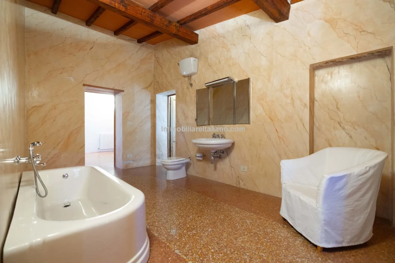 Spacious 5-Bedroom Farmhouse with Dual Living in Bucine, Tuscany - View image 38 of 50