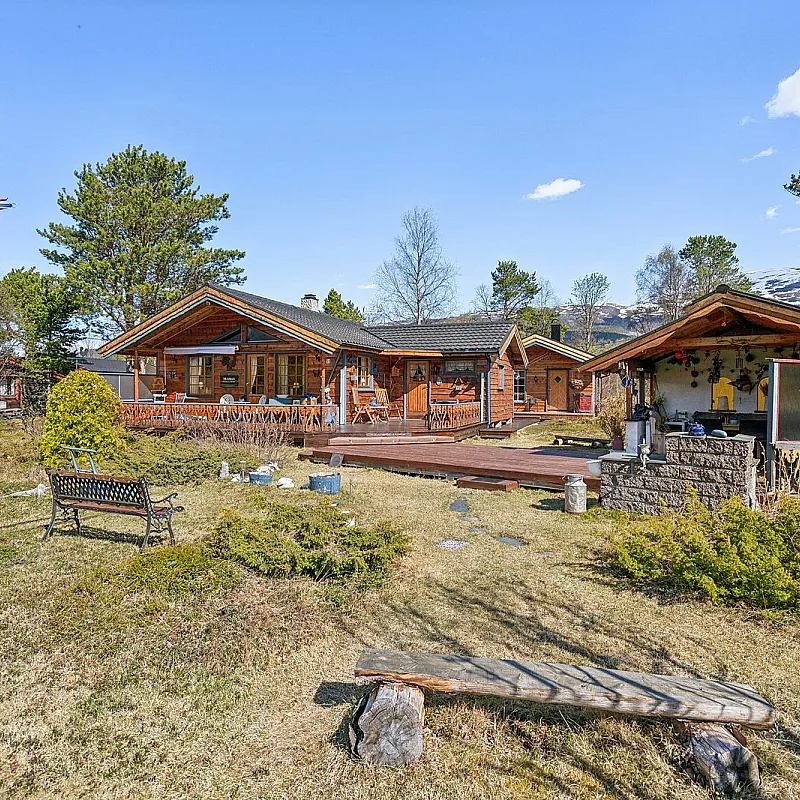 1990s 4-Bedroom House in Skibotn with Expansive Terrace and Parking