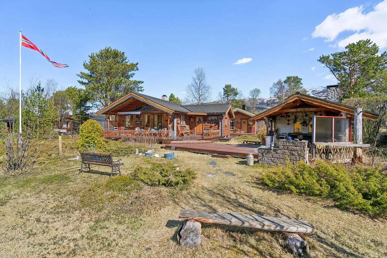1990s 4-Bedroom House in Skibotn with Expansive Terrace and Parking - Image 1
