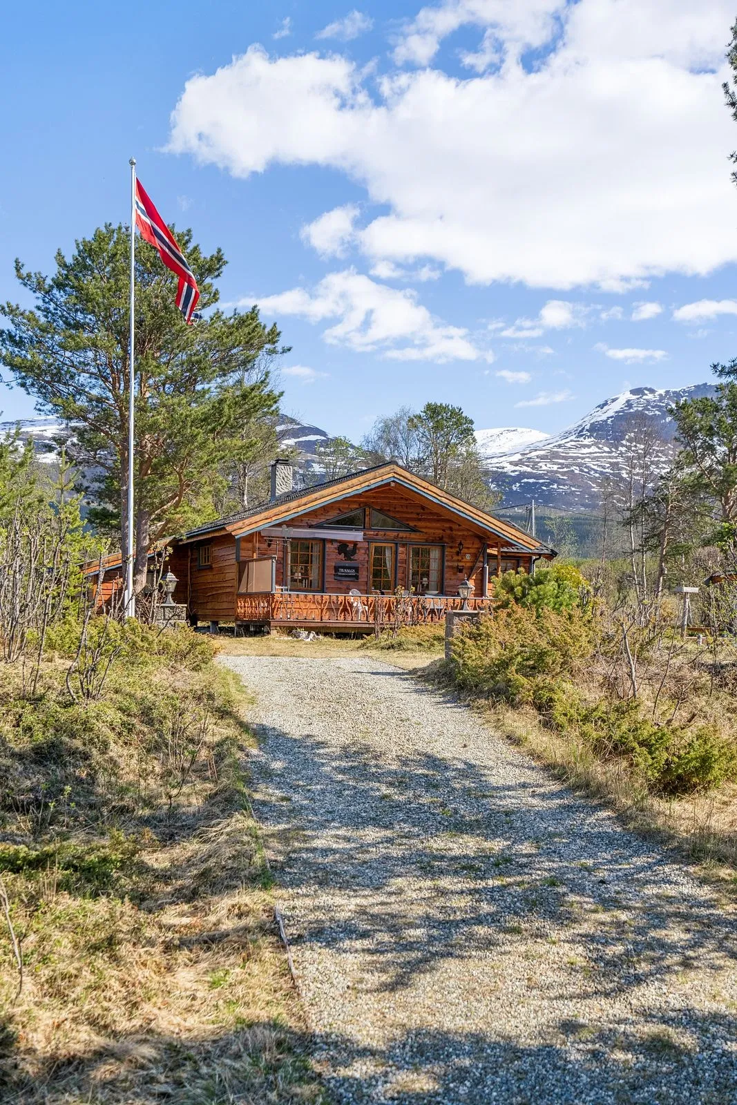 1990s 4-Bedroom House in Skibotn with Expansive Terrace and Parking - Image 2