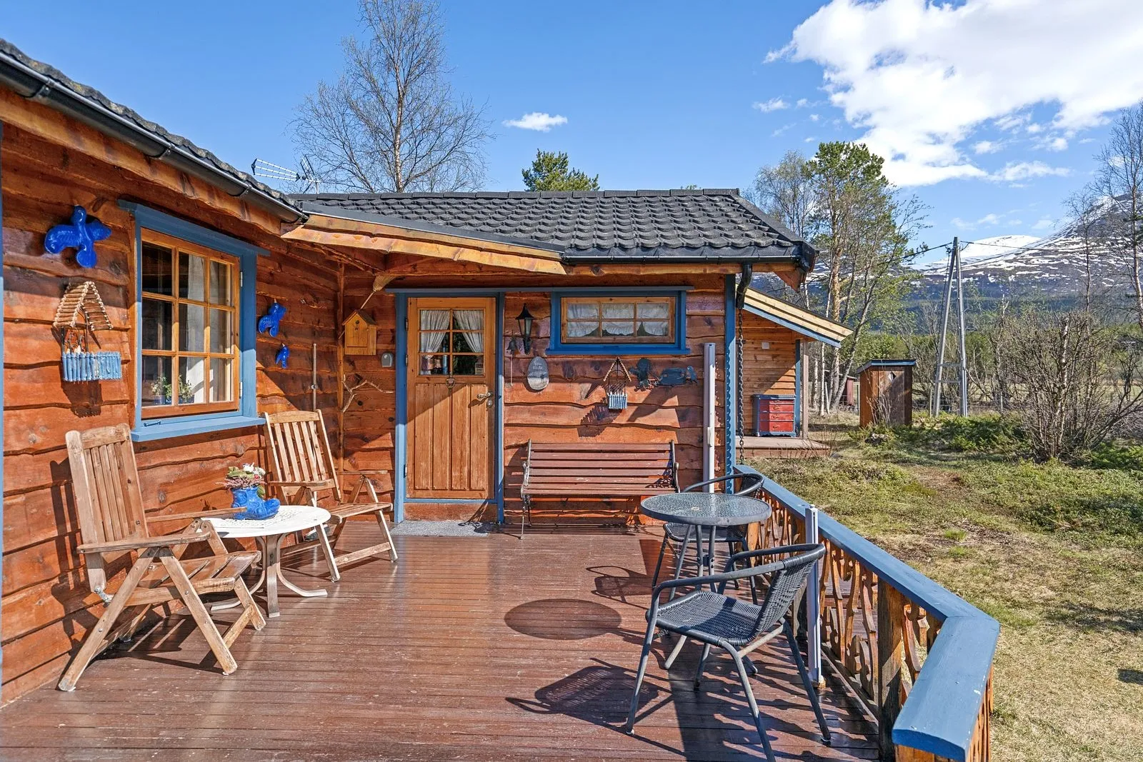 1990s 4-Bedroom House in Skibotn with Expansive Terrace and Parking - Image 3