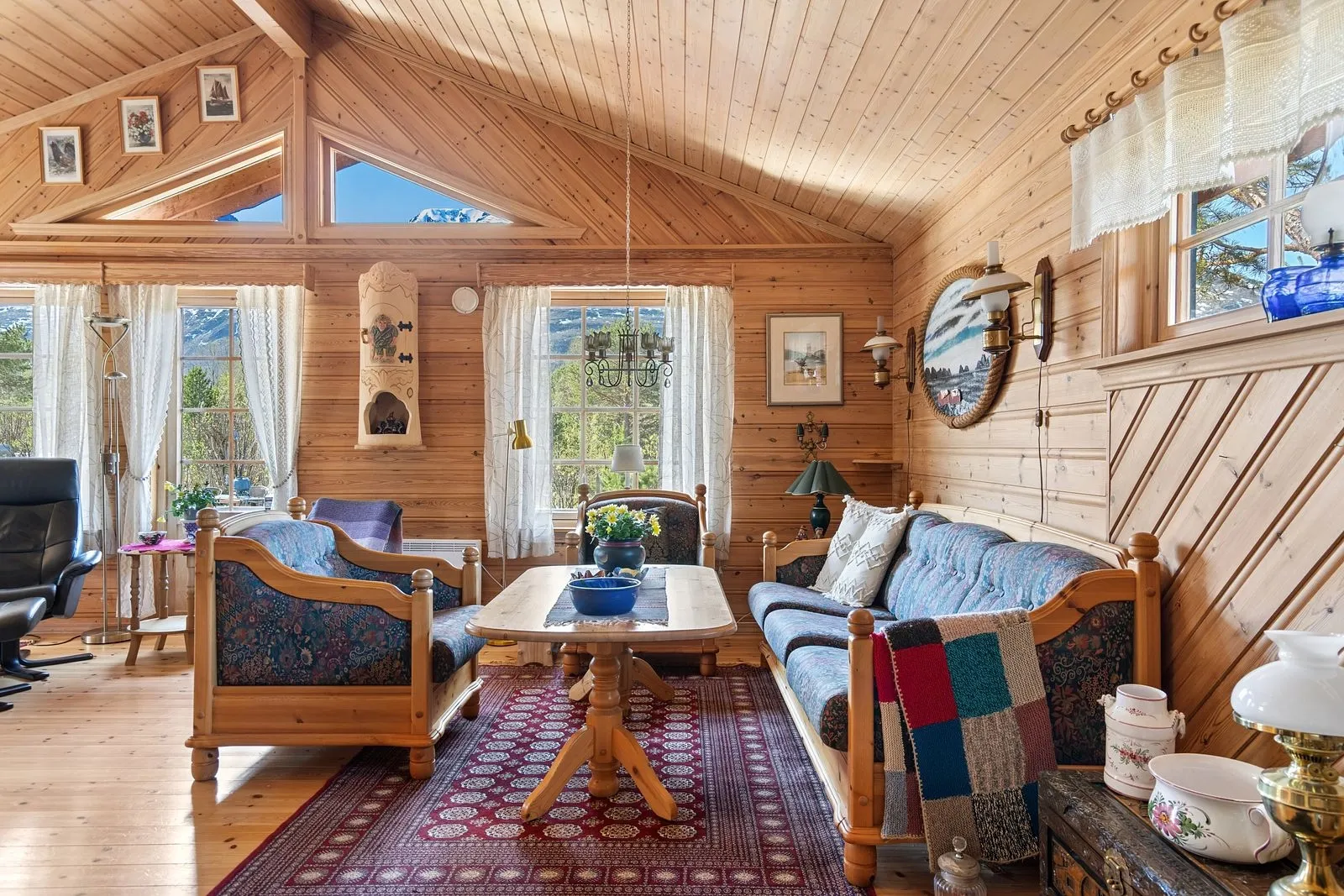 1990s 4-Bedroom House in Skibotn with Expansive Terrace and Parking - Image 4