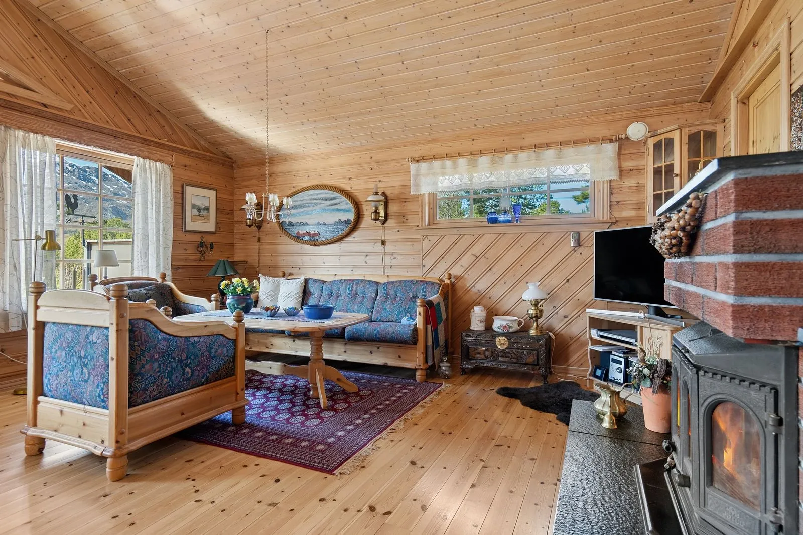 1990s 4-Bedroom House in Skibotn with Expansive Terrace and Parking - Image 5