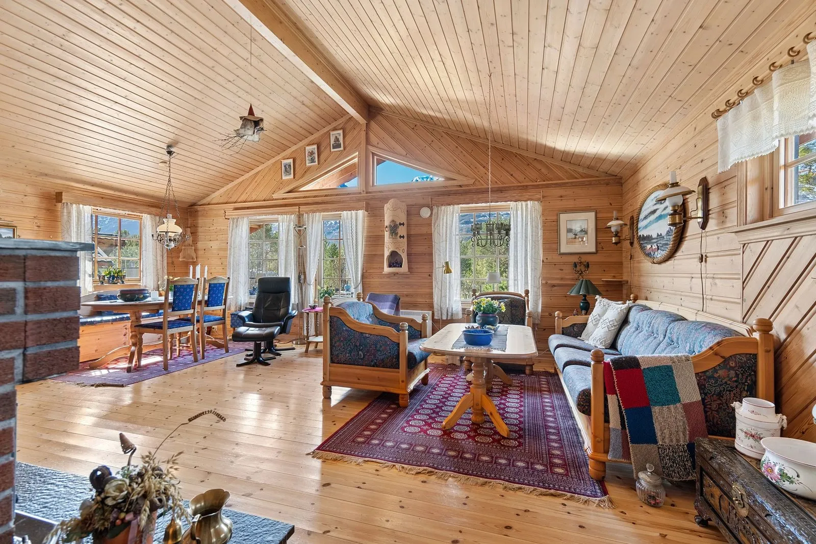 1990s 4-Bedroom House in Skibotn with Expansive Terrace and Parking - View image 6 of 25