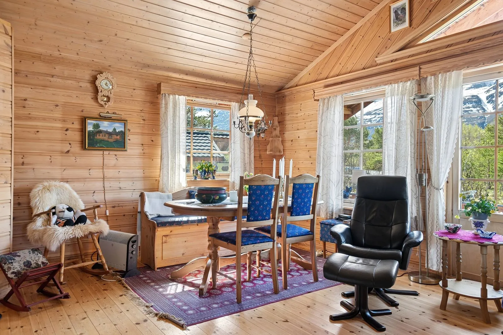 1990s 4-Bedroom House in Skibotn with Expansive Terrace and Parking - View image 7 of 25