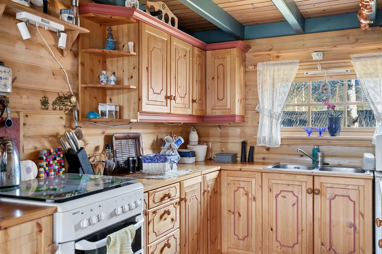 1990s 4-Bedroom House in Skibotn with Expansive Terrace and Parking - View image 8 of 25