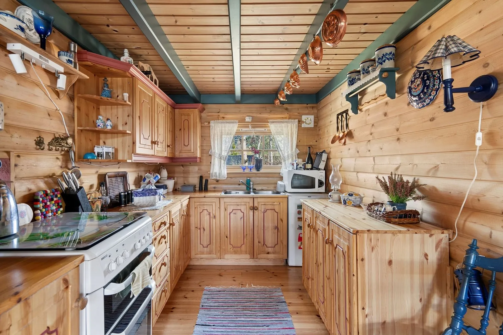 1990s 4-Bedroom House in Skibotn with Expansive Terrace and Parking - View image 9 of 25