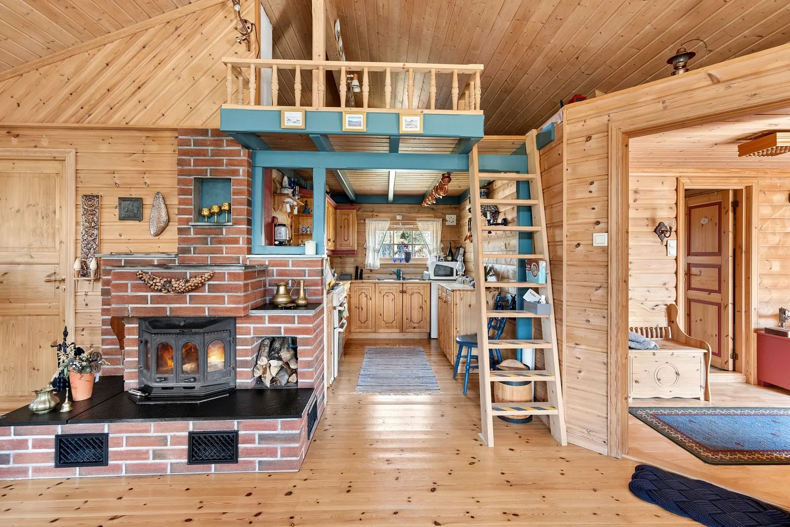 1990s 4-Bedroom House in Skibotn with Expansive Terrace and Parking - View image 10 of 25