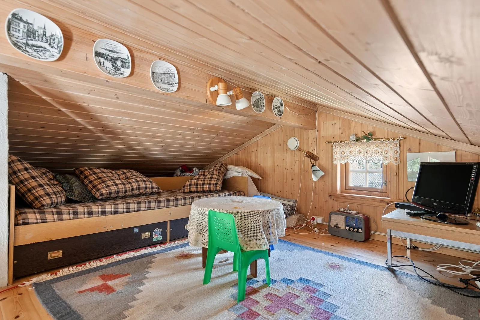 1990s 4-Bedroom House in Skibotn with Expansive Terrace and Parking - View image 11 of 25