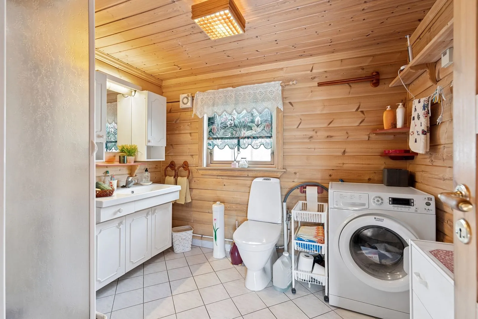 1990s 4-Bedroom House in Skibotn with Expansive Terrace and Parking - View image 12 of 25