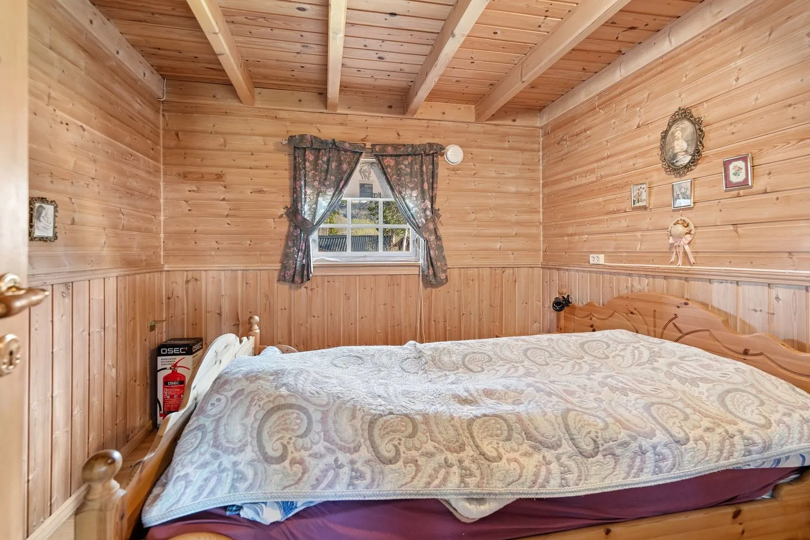 1990s 4-Bedroom House in Skibotn with Expansive Terrace and Parking - View image 13 of 25