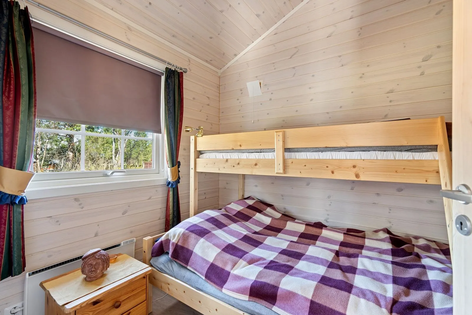 1990s 4-Bedroom House in Skibotn with Expansive Terrace and Parking - View image 18 of 25