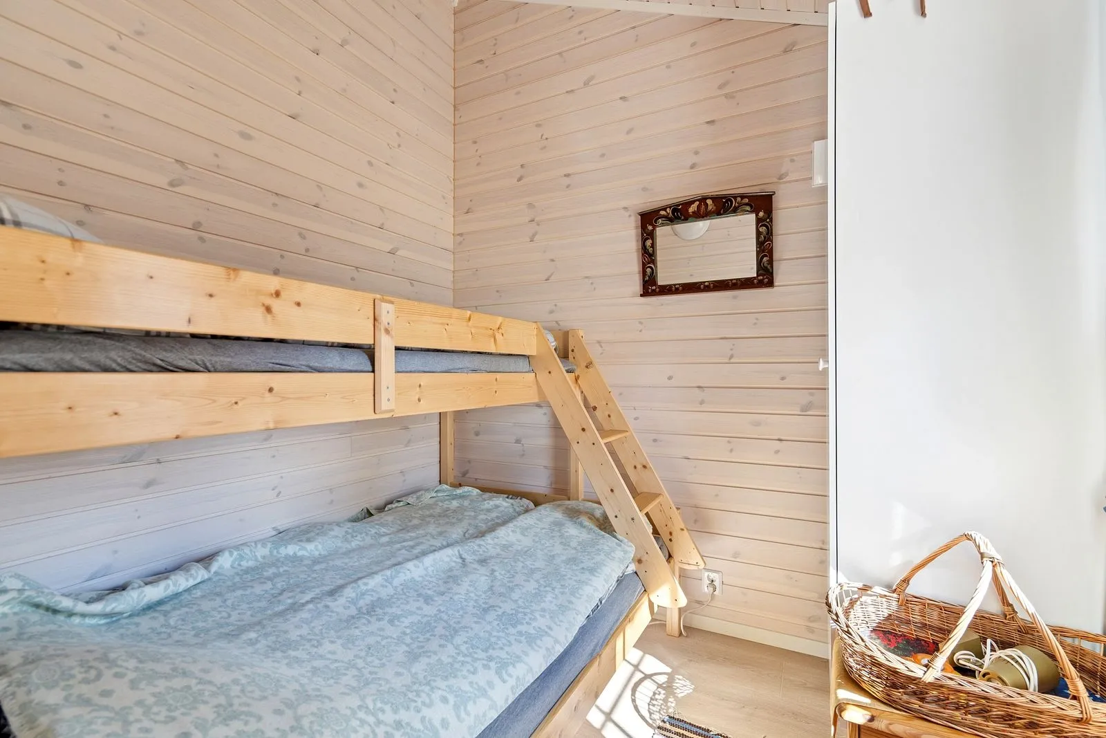 1990s 4-Bedroom House in Skibotn with Expansive Terrace and Parking - View image 19 of 25