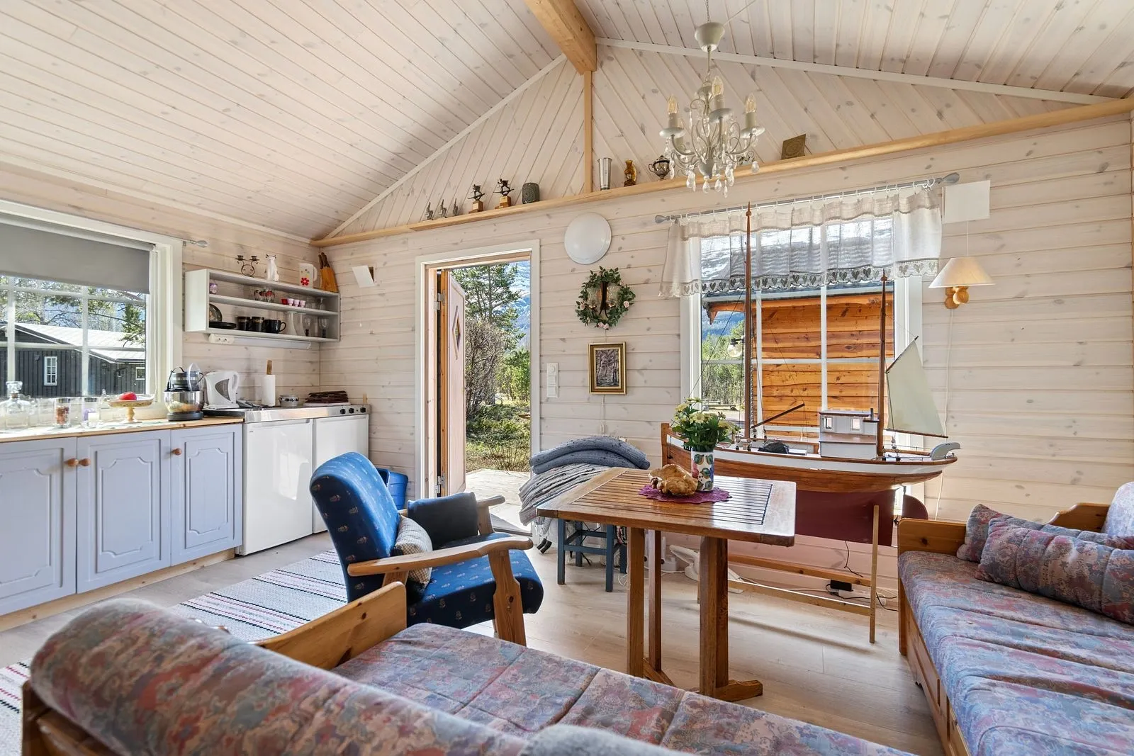 1990s 4-Bedroom House in Skibotn with Expansive Terrace and Parking - View image 20 of 25