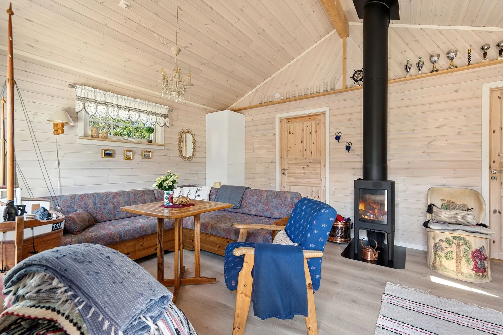 1990s 4-Bedroom House in Skibotn with Expansive Terrace and Parking - View image 21 of 25